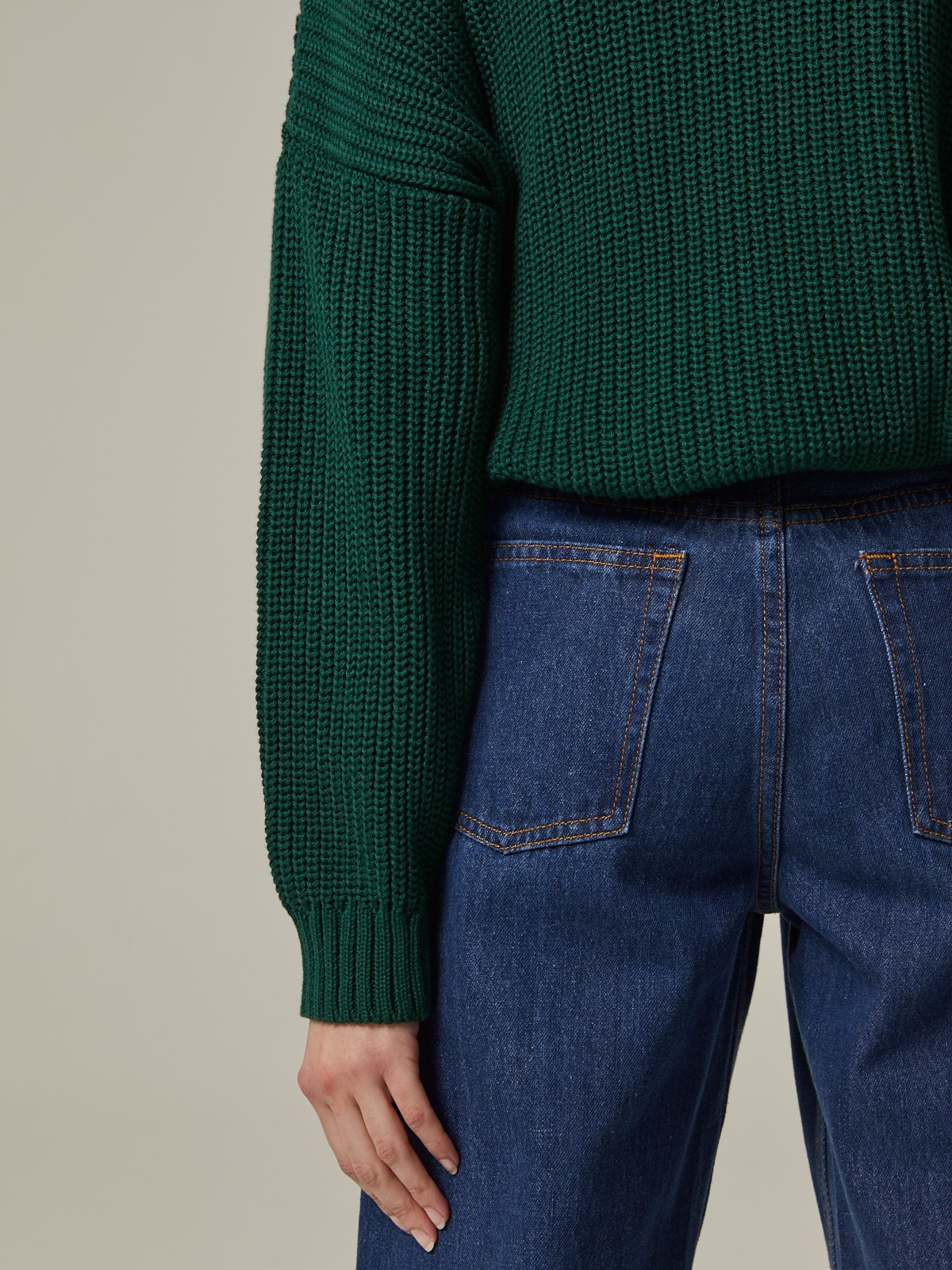 Свитер с круглым вырезом, цвет: темно-зеленый Allweneed Хлопковый свитер крупной вязки с круглым вырезом. В нем удобно и уютно, его обладательница будет выглядеть как никогда женственно и изящно. Нежный хлопок дышит и позволяет поддерживать оптимальный температурный режим.