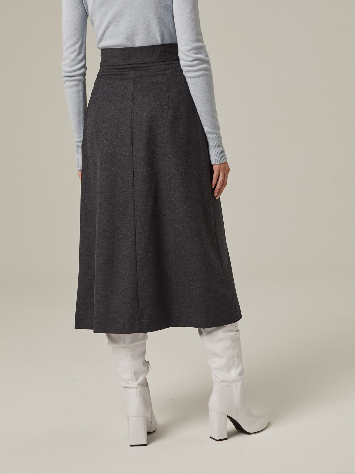 Двубортная юбка, расширенная к низу, с отрезным поясом, застегивающимся на 5 пуговиц и 5 глазковых петель. Юбку можно сочетать как со строгой рубашкой, так и с расслабленной блузой для вечернего выхода.

На модели размер XS