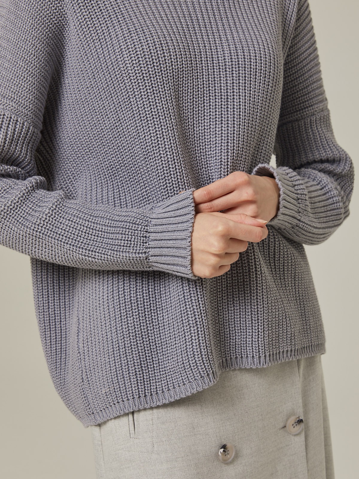 Хлопковый свитер крупной вязки с круглым вырезом. В нем удобно и уютно, его обладательница будет выглядеть как никогда женственно и изящно. Нежный хлопок дышит и позволяет поддерживать оптимальный температурный режим.