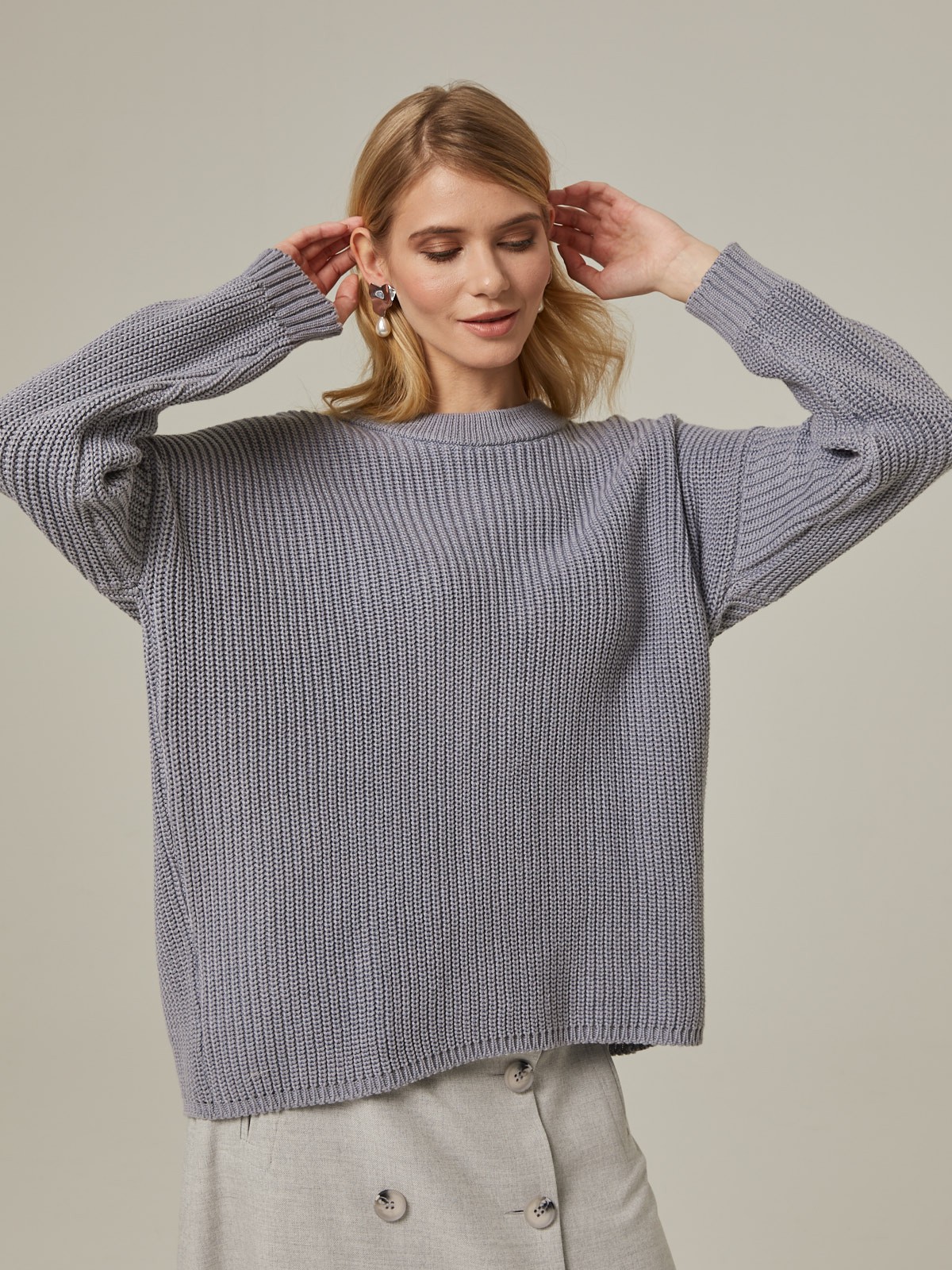 Хлопковый свитер крупной вязки с круглым вырезом. В нем удобно и уютно, его обладательница будет выглядеть как никогда женственно и изящно. Нежный хлопок дышит и позволяет поддерживать оптимальный температурный режим.