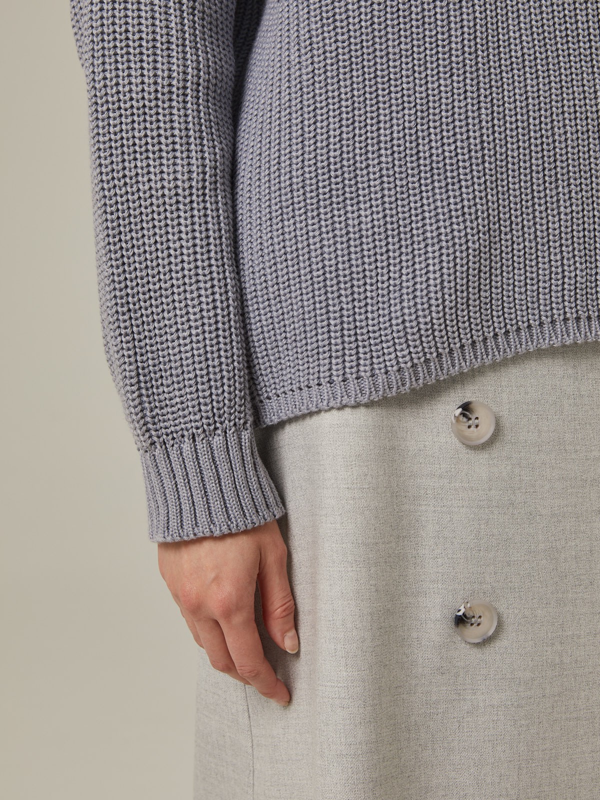 Хлопковый свитер крупной вязки с круглым вырезом. В нем удобно и уютно, его обладательница будет выглядеть как никогда женственно и изящно. Нежный хлопок дышит и позволяет поддерживать оптимальный температурный режим.