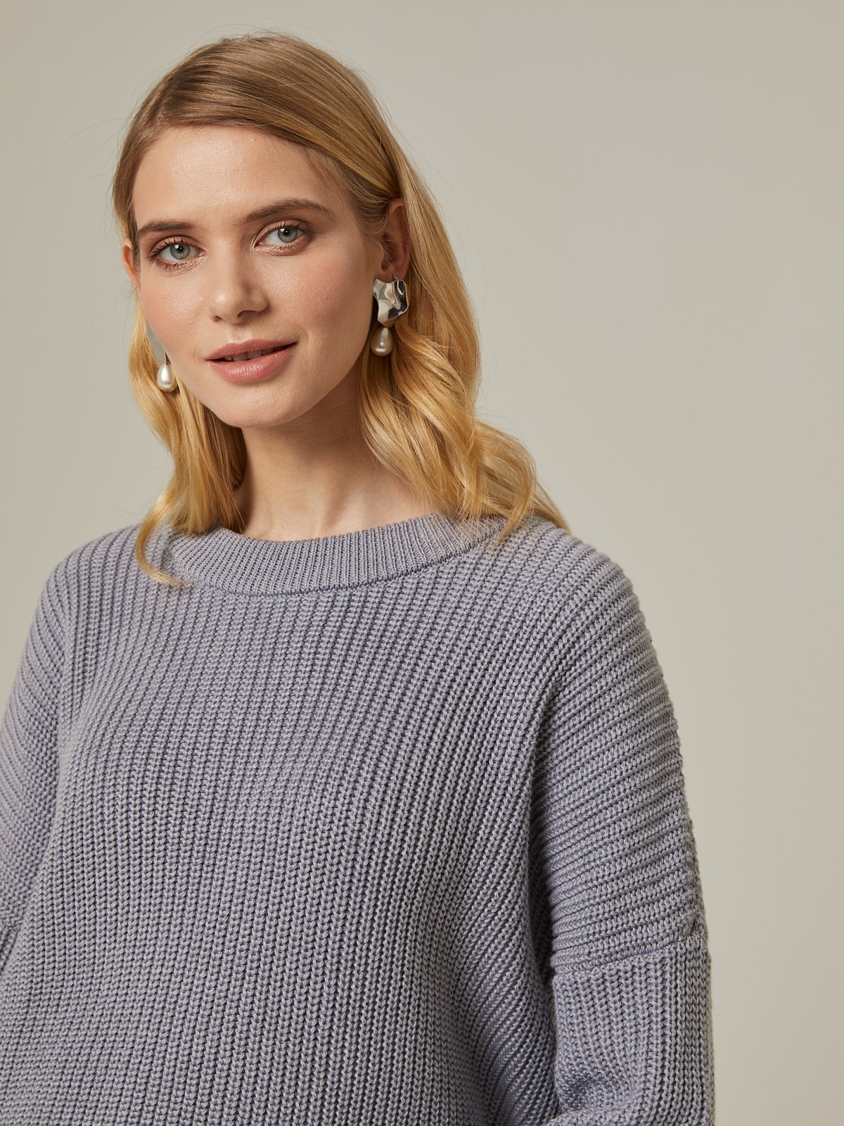 Хлопковый свитер крупной вязки с круглым вырезом. В нем удобно и уютно, его обладательница будет выглядеть как никогда женственно и изящно. Нежный хлопок дышит и позволяет поддерживать оптимальный температурный режим.
