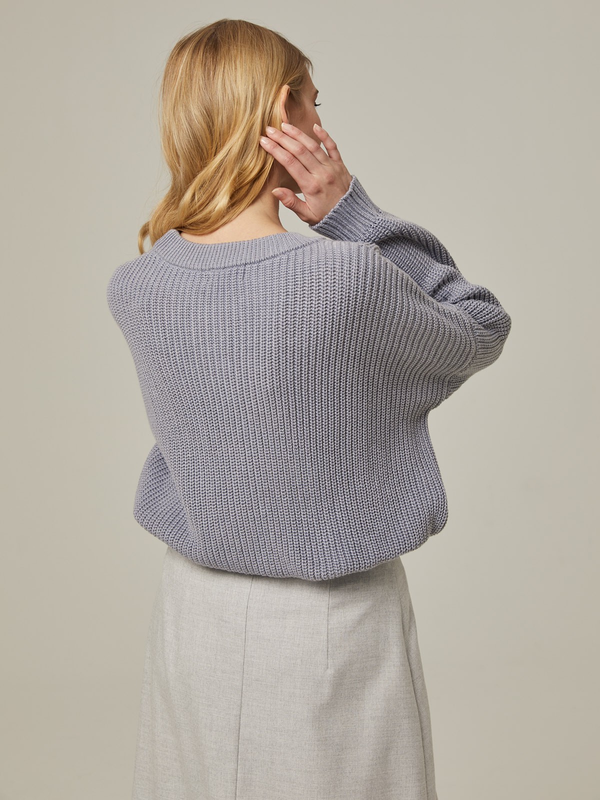 Хлопковый свитер крупной вязки с круглым вырезом. В нем удобно и уютно, его обладательница будет выглядеть как никогда женственно и изящно. Нежный хлопок дышит и позволяет поддерживать оптимальный температурный режим.