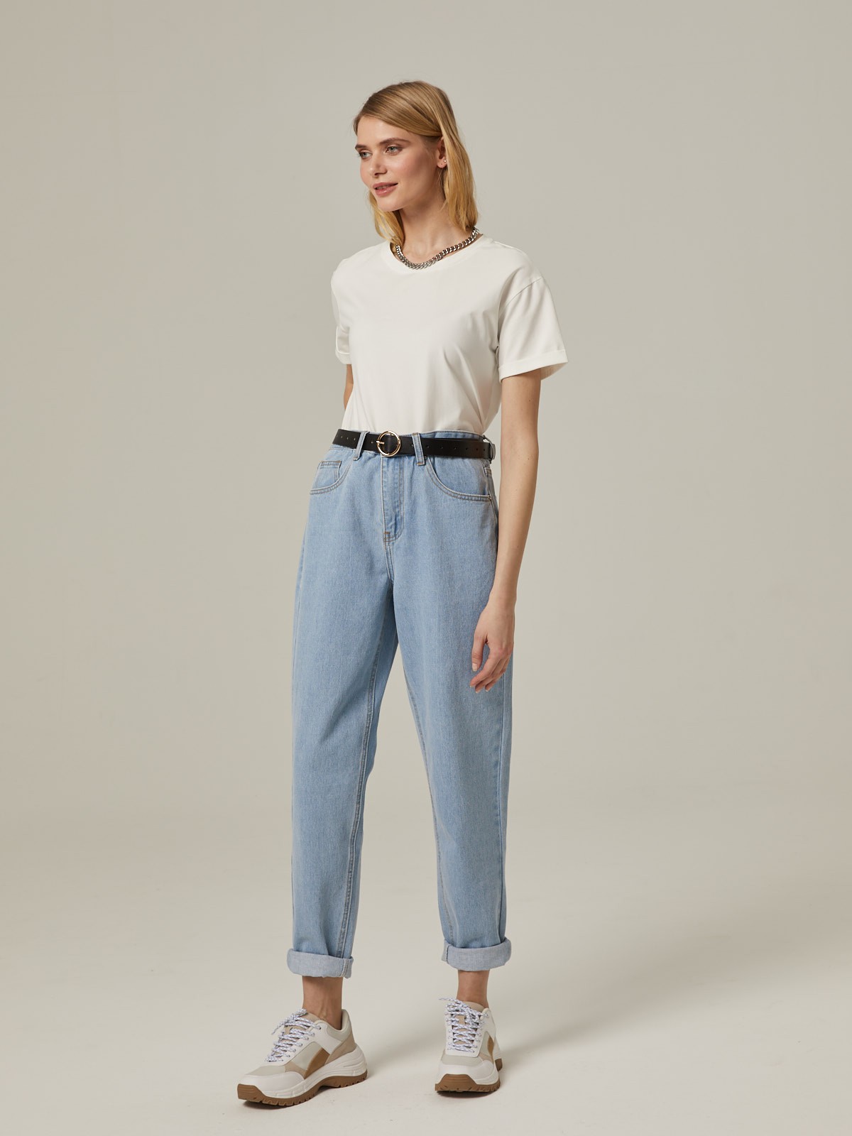 Базовые джинсы mom fit с пятью карманами. Выполнены из плотного материала, хорошо держат форму. Будьте внимательны: джинсы большемерят. Если вы носите размер S - выбирайте размер XS.

На модели размер XXS