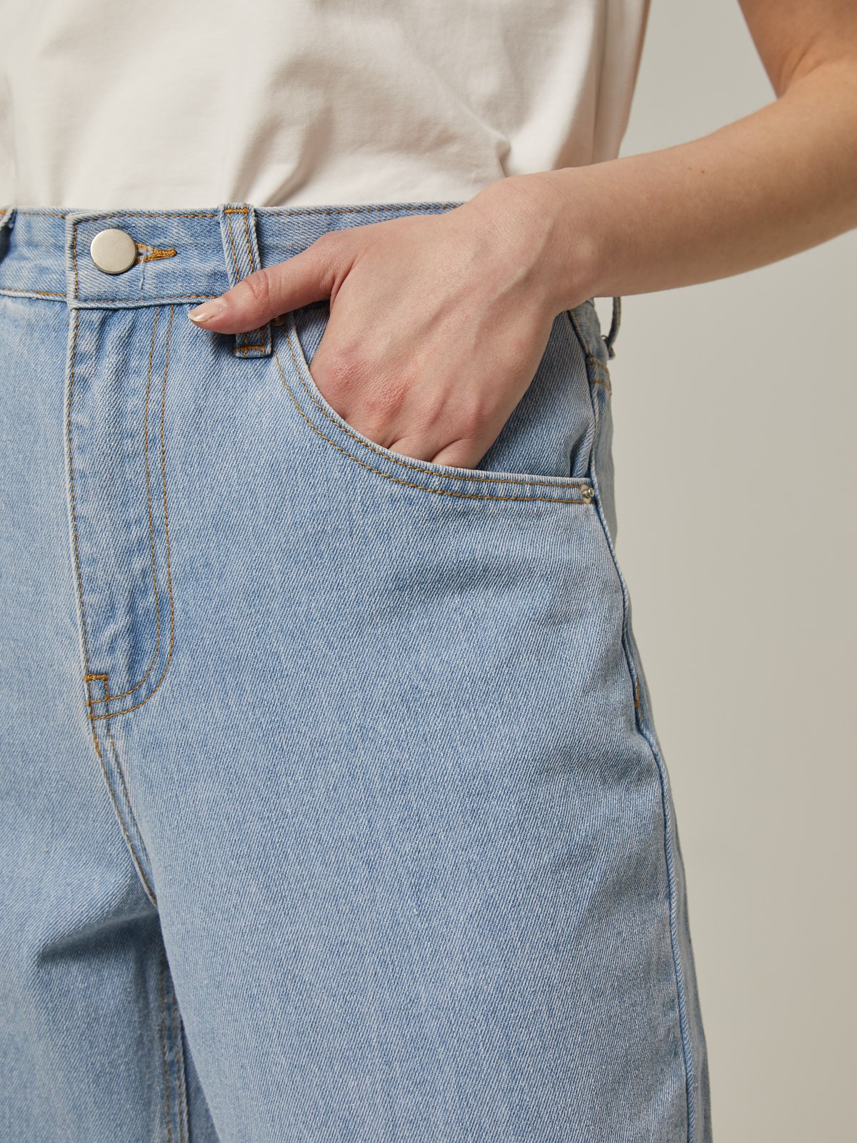 Базовые джинсы mom fit с пятью карманами. Выполнены из плотного материала, хорошо держат форму. Будьте внимательны: джинсы большемерят. Если вы носите размер S - выбирайте размер XS.

На модели размер XXS