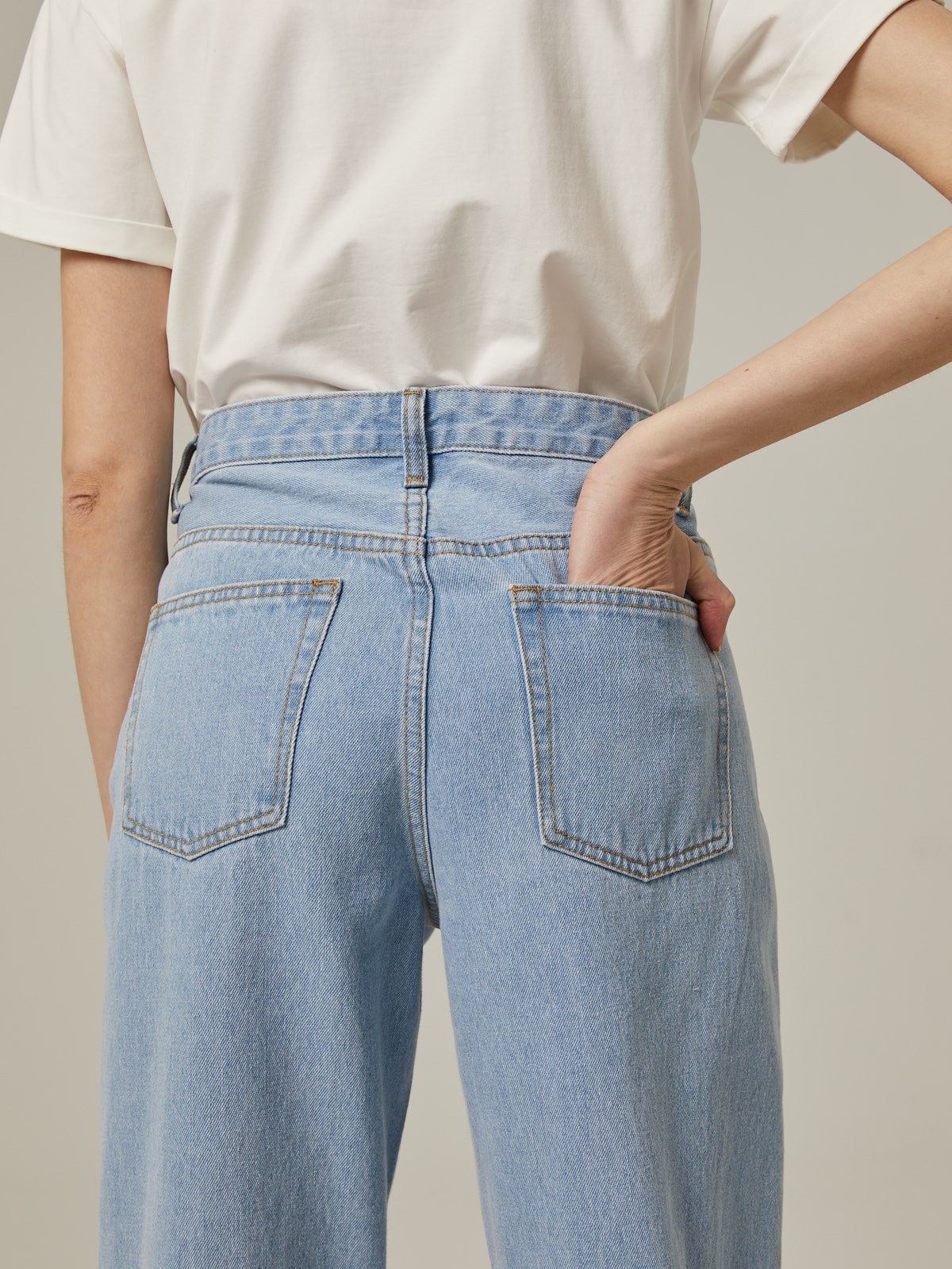 Базовые джинсы mom fit с пятью карманами. Выполнены из плотного материала, хорошо держат форму. Будьте внимательны: джинсы большемерят. Если вы носите размер S - выбирайте размер XS.

На модели размер XXS