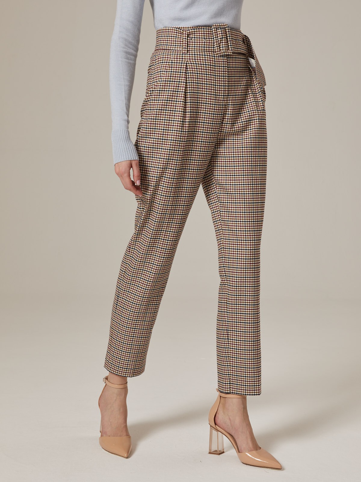 Слегка зауженные брюки на высокой талии. Дополнены поясом с трендовой в этом сезоне роговой пряжкой. Сочетайте с однотонным жакетом из комплекта для создания изысканного, делового или вечернего образа. Брюки этой модели выпускаются в нашей коллекции уже несколько сезонов подряд, поэтому их посадка безупречна.

На модели размер XS