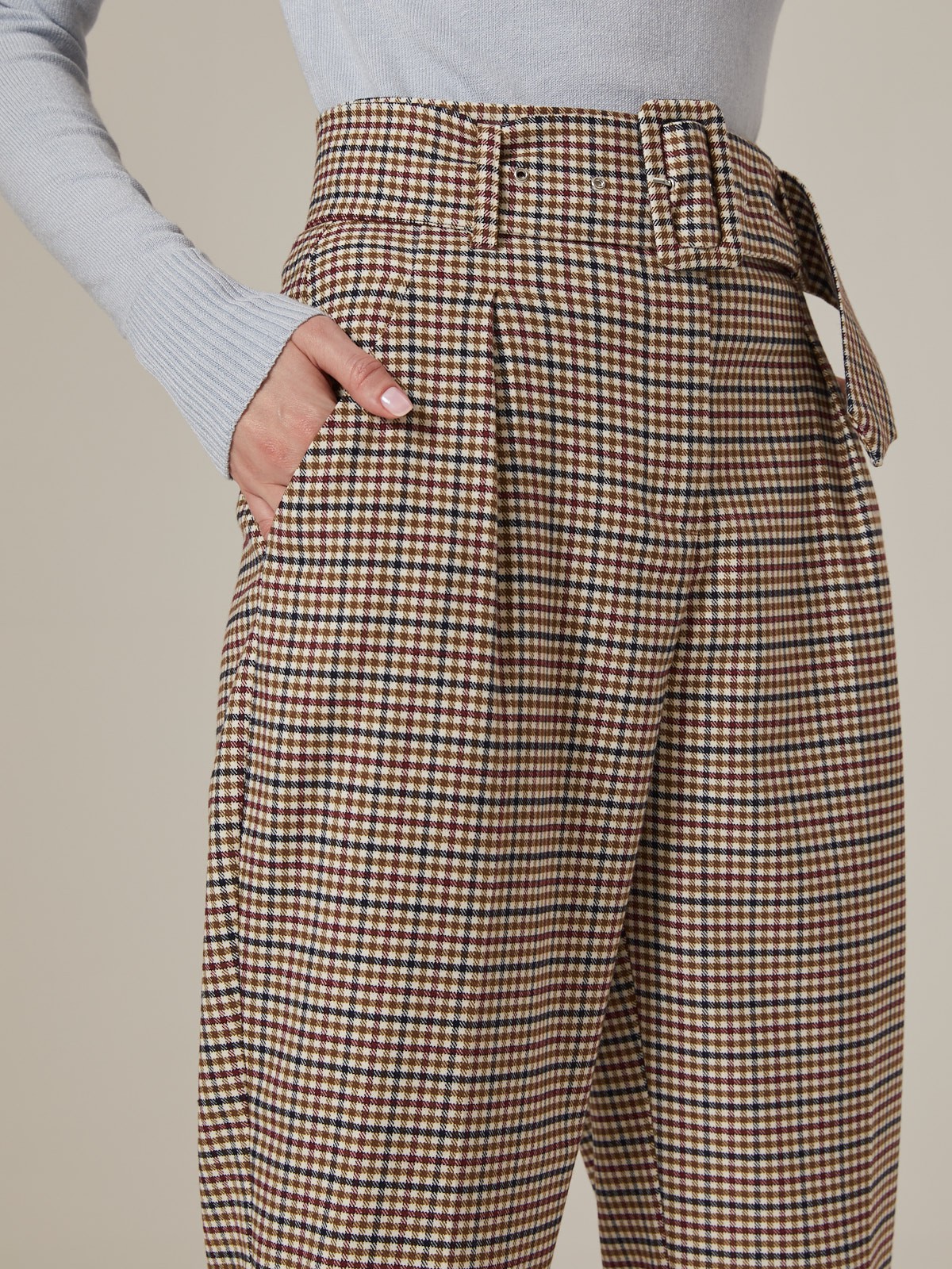 Слегка зауженные брюки на высокой талии. Дополнены поясом с трендовой в этом сезоне роговой пряжкой. Сочетайте с однотонным жакетом из комплекта для создания изысканного, делового или вечернего образа. Брюки этой модели выпускаются в нашей коллекции уже несколько сезонов подряд, поэтому их посадка безупречна.

На модели размер XS