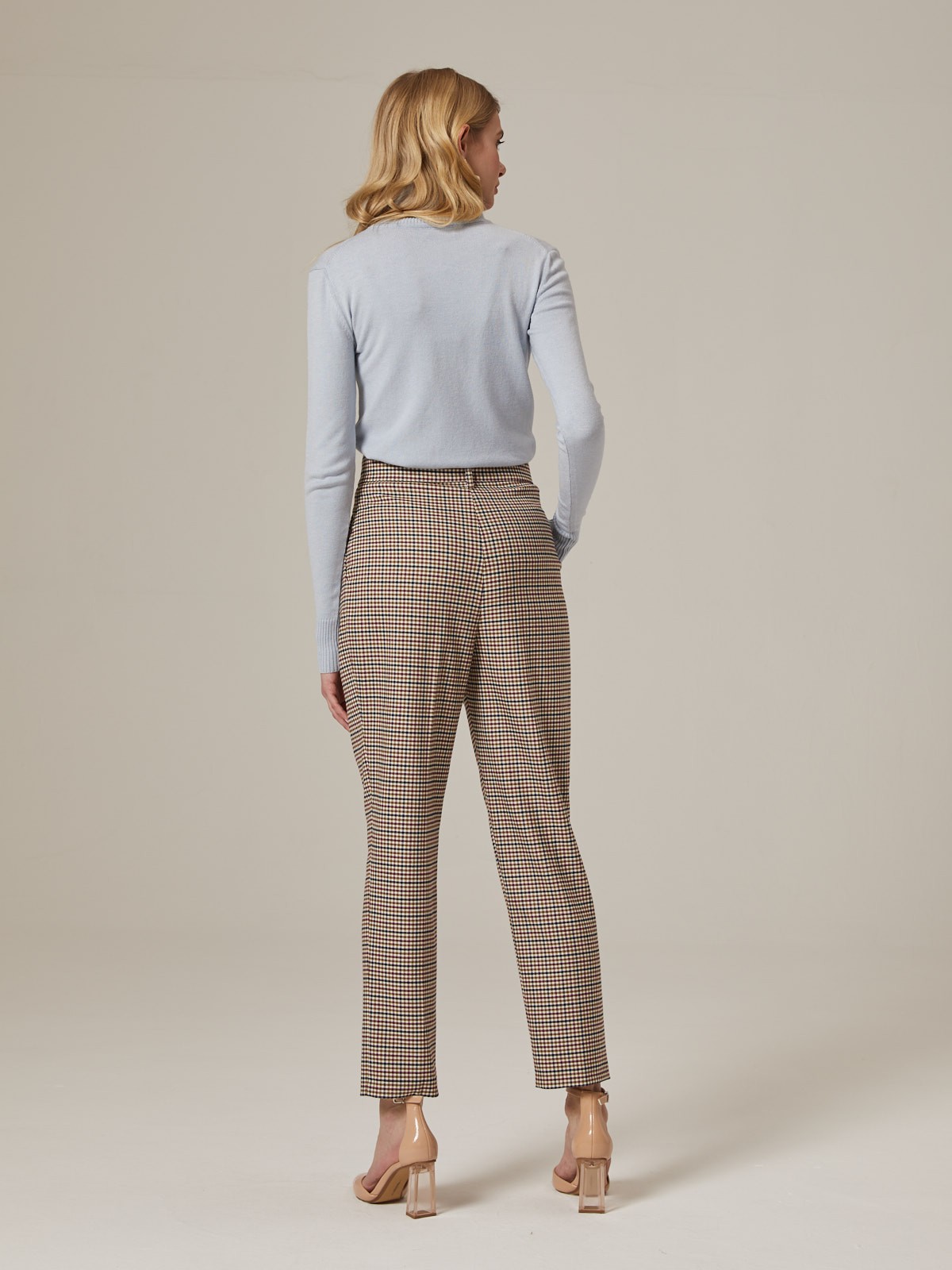 Слегка зауженные брюки на высокой талии. Дополнены поясом с трендовой в этом сезоне роговой пряжкой. Сочетайте с однотонным жакетом из комплекта для создания изысканного, делового или вечернего образа. Брюки этой модели выпускаются в нашей коллекции уже несколько сезонов подряд, поэтому их посадка безупречна.

На модели размер XS