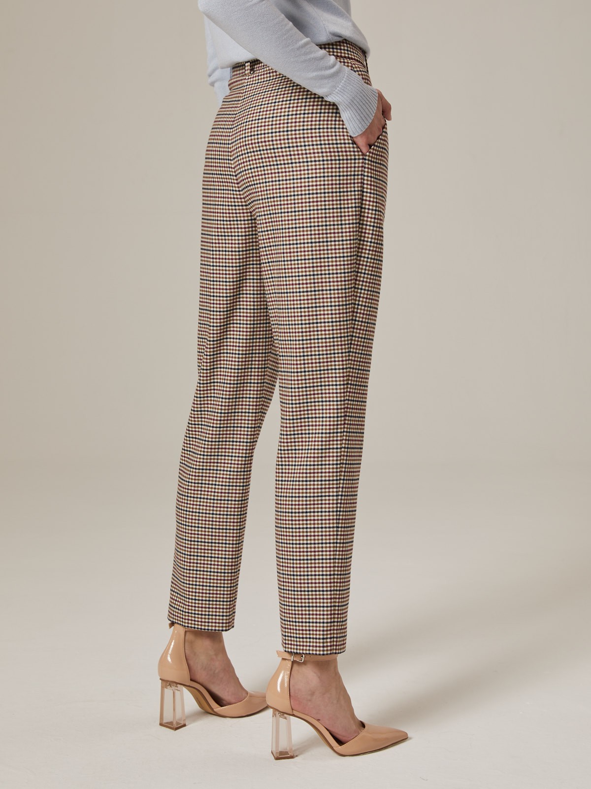 Слегка зауженные брюки на высокой талии. Дополнены поясом с трендовой в этом сезоне роговой пряжкой. Сочетайте с однотонным жакетом из комплекта для создания изысканного, делового или вечернего образа. Брюки этой модели выпускаются в нашей коллекции уже несколько сезонов подряд, поэтому их посадка безупречна.

На модели размер XS