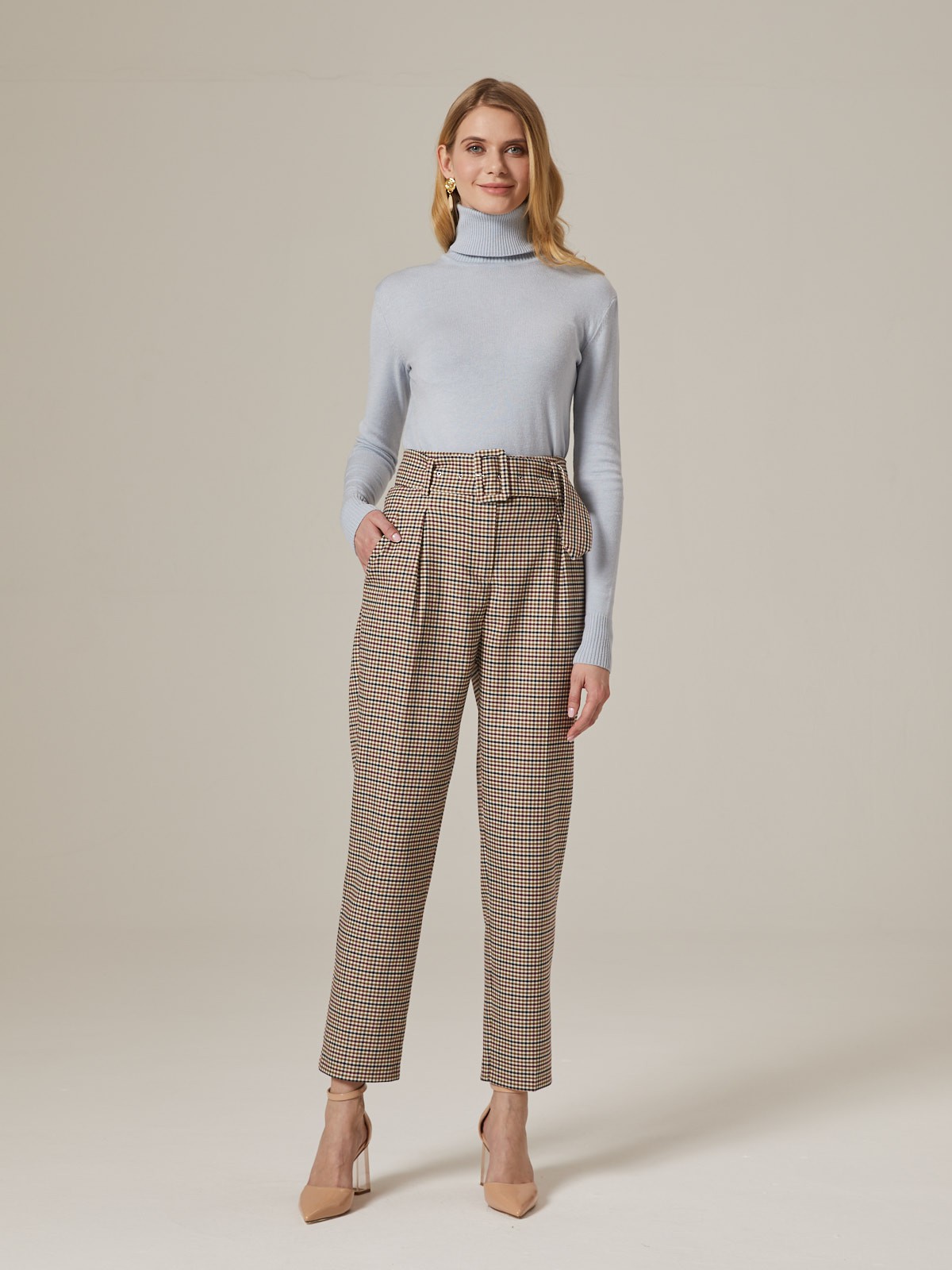 Слегка зауженные брюки на высокой талии. Дополнены поясом с трендовой в этом сезоне роговой пряжкой. Сочетайте с однотонным жакетом из комплекта для создания изысканного, делового или вечернего образа. Брюки этой модели выпускаются в нашей коллекции уже несколько сезонов подряд, поэтому их посадка безупречна.

На модели размер XS