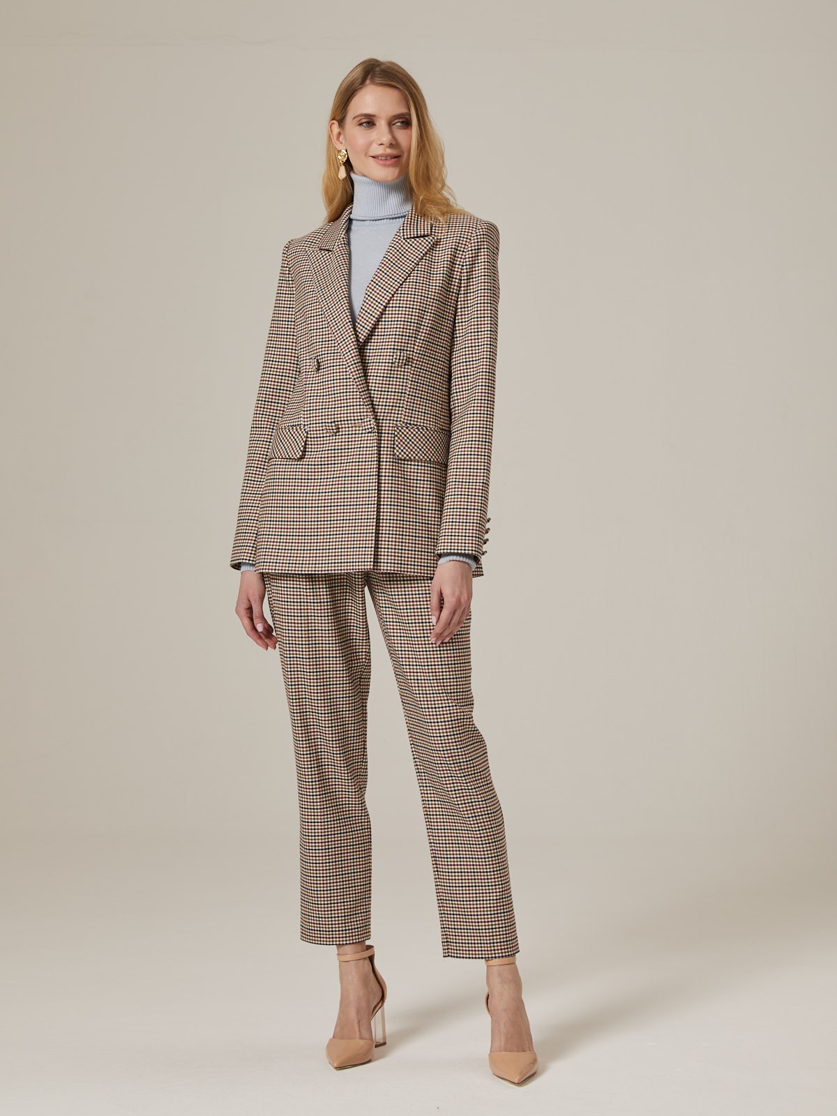 Жакет двубортный с обтяжными пуговицами, цвет: бежево-горчичная клетка Allweneed Двубортный жакет свободного кроя с обтяжными пуговицами и клапанами на карманах. Сочетайте с брюками в тон для создания изысканного, делового или вечернего образа. Бестселлер базовой коллекции, который мы повторили этой осенью в глубоких природных оттенках.
На модели размер XS