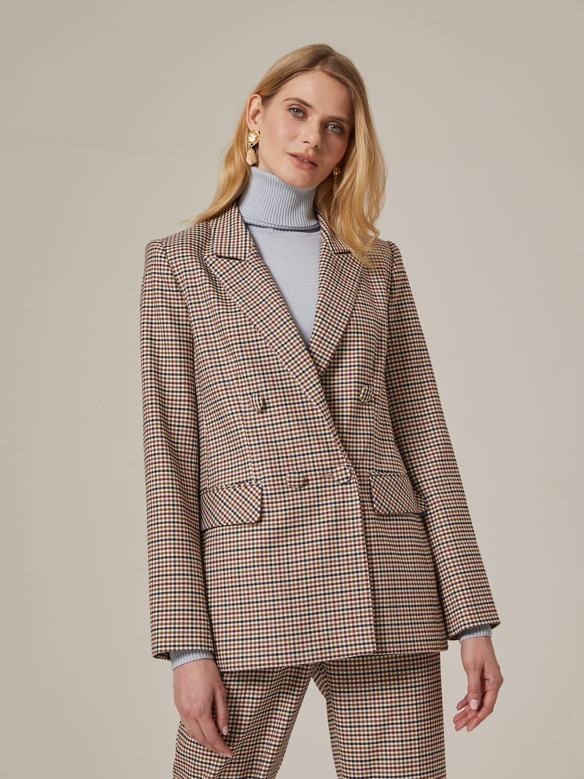 Жакет двубортный с обтяжными пуговицами, цвет: бежево-горчичная клетка Allweneed Двубортный жакет свободного кроя с обтяжными пуговицами и клапанами на карманах. Сочетайте с брюками в тон для создания изысканного, делового или вечернего образа. Бестселлер базовой коллекции, который мы повторили этой осенью в глубоких природных оттенках.
На модели размер XS