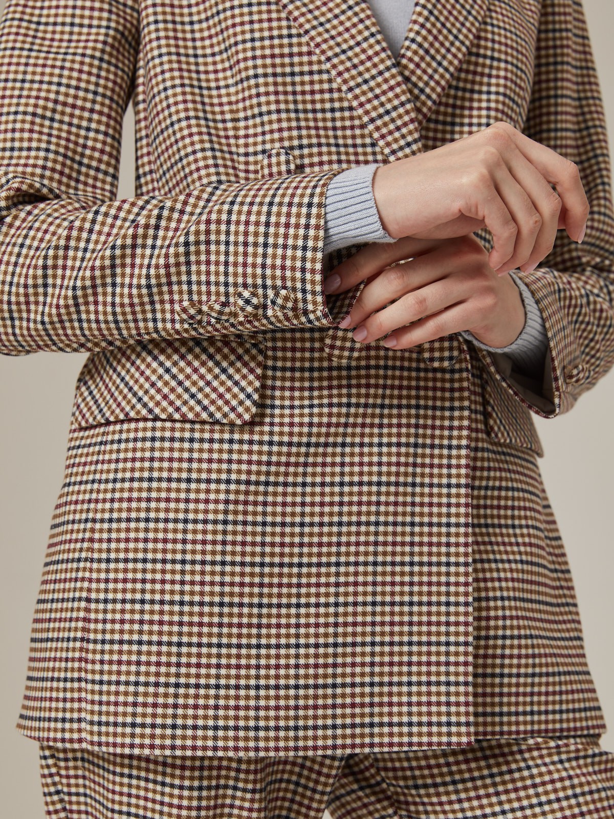 Жакет двубортный с обтяжными пуговицами, цвет: бежево-горчичная клетка Allweneed Двубортный жакет свободного кроя с обтяжными пуговицами и клапанами на карманах. Сочетайте с брюками в тон для создания изысканного, делового или вечернего образа. Бестселлер базовой коллекции, который мы повторили этой осенью в глубоких природных оттенках.
На модели размер XS