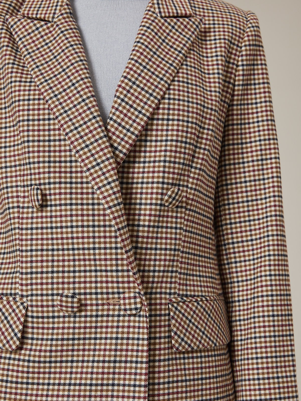 Жакет двубортный с обтяжными пуговицами, цвет: бежево-горчичная клетка Allweneed Двубортный жакет свободного кроя с обтяжными пуговицами и клапанами на карманах. Сочетайте с брюками в тон для создания изысканного, делового или вечернего образа. Бестселлер базовой коллекции, который мы повторили этой осенью в глубоких природных оттенках.
На модели размер XS