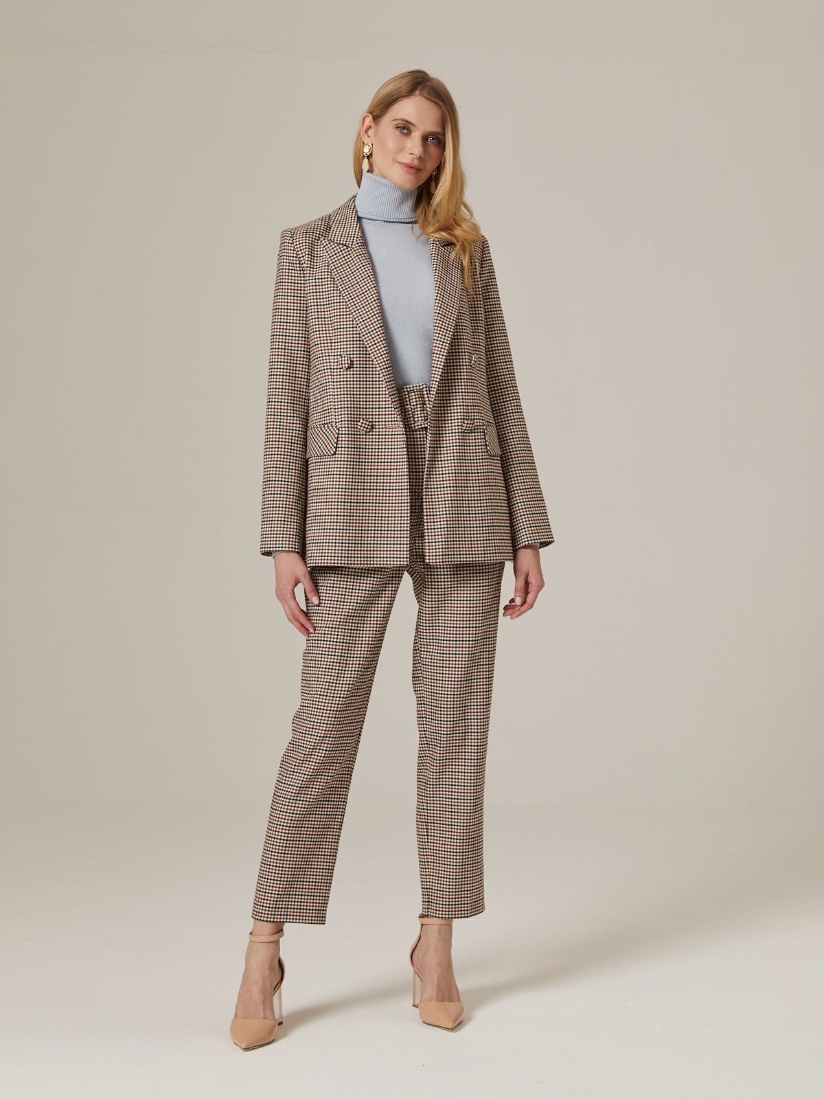 Жакет двубортный с обтяжными пуговицами, цвет: бежево-горчичная клетка Allweneed Двубортный жакет свободного кроя с обтяжными пуговицами и клапанами на карманах. Сочетайте с брюками в тон для создания изысканного, делового или вечернего образа. Бестселлер базовой коллекции, который мы повторили этой осенью в глубоких природных оттенках.
На модели размер XS