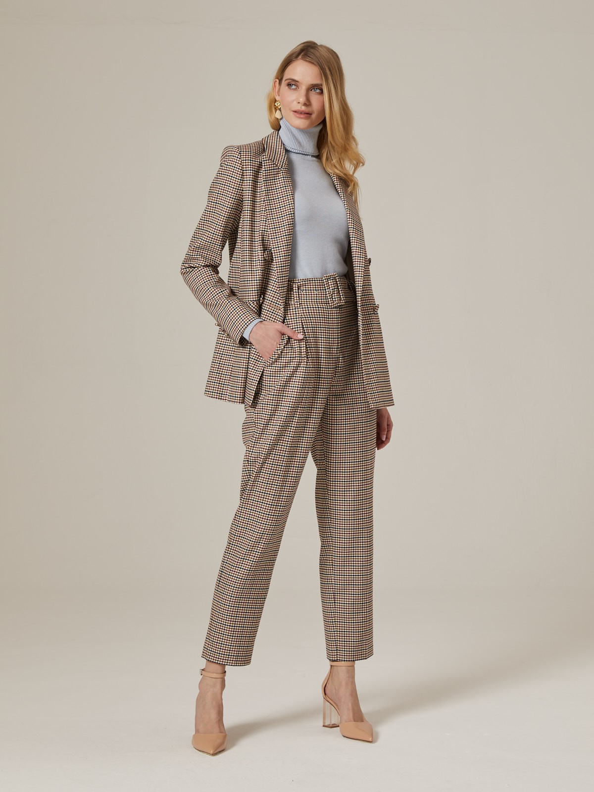 Слегка зауженные брюки на высокой талии. Дополнены поясом с трендовой в этом сезоне роговой пряжкой. Сочетайте с однотонным жакетом из комплекта для создания изысканного, делового или вечернего образа. Брюки этой модели выпускаются в нашей коллекции уже несколько сезонов подряд, поэтому их посадка безупречна.

На модели размер XS