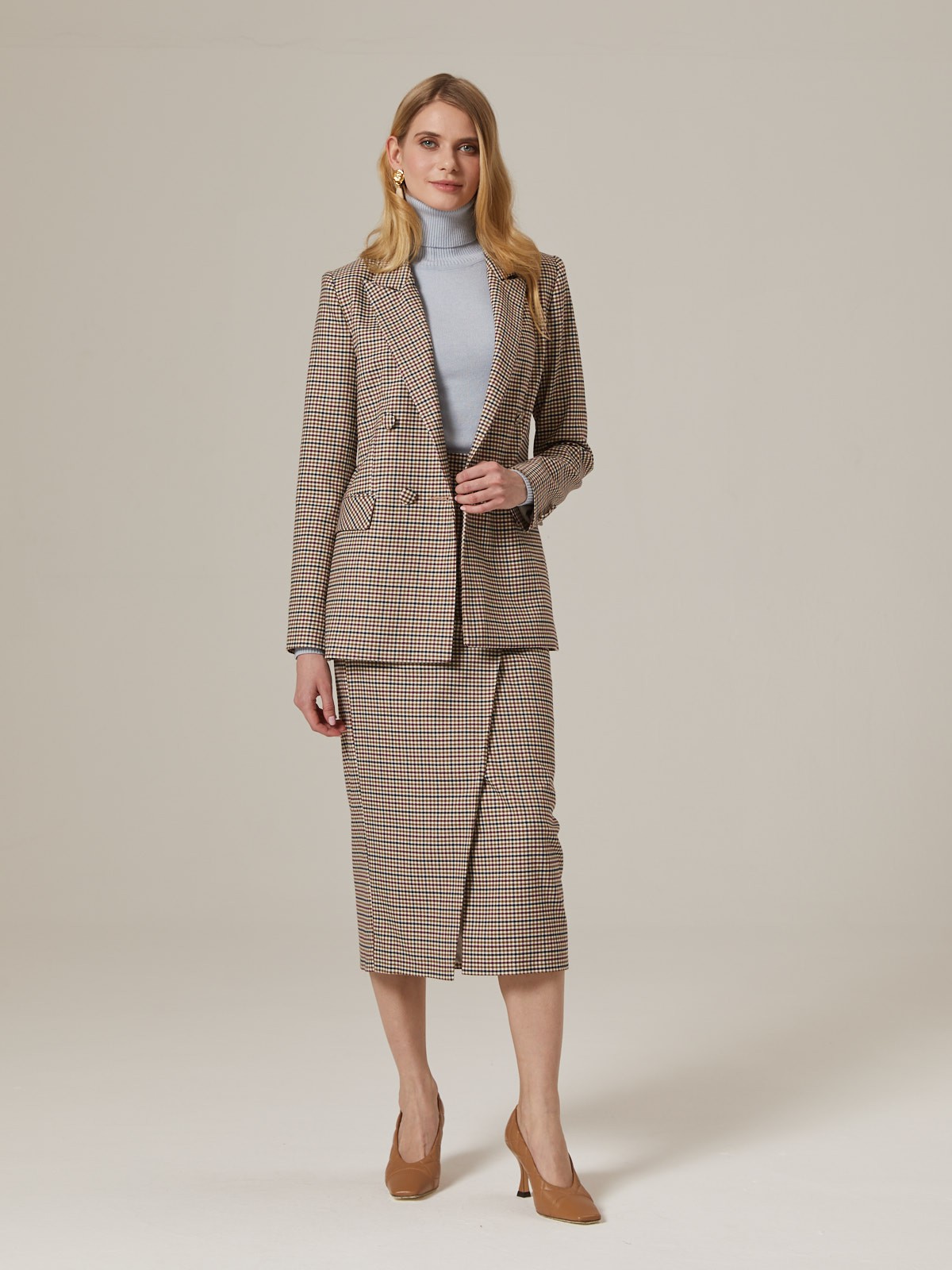 Жакет двубортный с обтяжными пуговицами, цвет: бежево-горчичная клетка Allweneed Двубортный жакет свободного кроя с обтяжными пуговицами и клапанами на карманах. Сочетайте с брюками в тон для создания изысканного, делового или вечернего образа. Бестселлер базовой коллекции, который мы повторили этой осенью в глубоких природных оттенках.
На модели размер XS