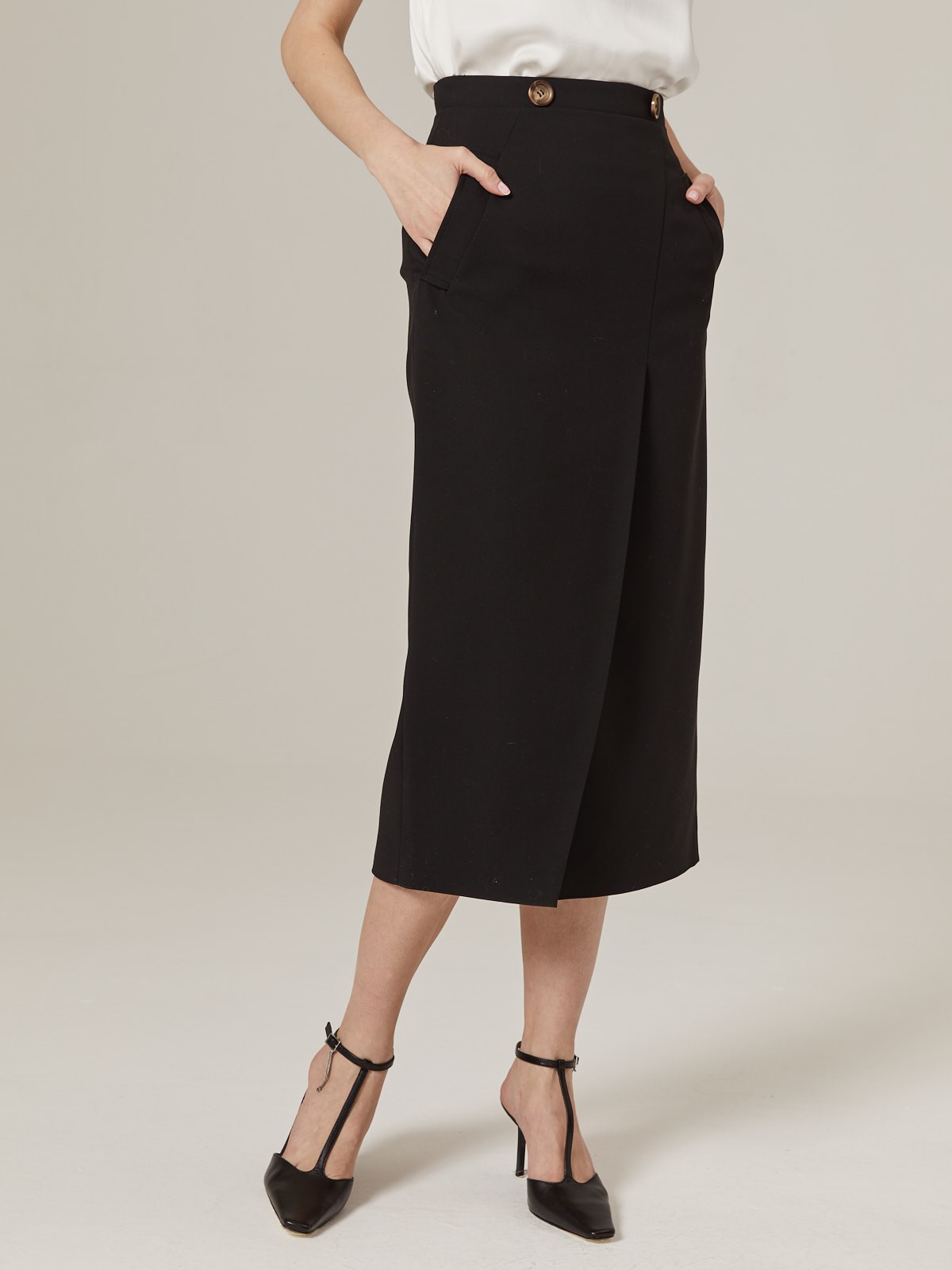 Юбка-карандаш с запАхом длины миди, дополнена карманами-листочками и пуговицей на поясе. Застегивается на потайную молнию на спинку. Сочетайте с объемным верхом: рубашкой бойфренда,блузами с запАхом,футболками, трикотажем и топами в бельевом стиле.

На модели размер XS