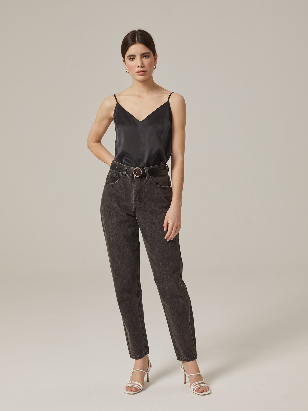 Двухслойный шелковый топ в бельевом стиле с V образным вырезом незаменимая база.Наш совет купите топ в нескольких цветах, сочетающихся с вашим любимым брючным костюмом, чтобы создавать больше образов под настроение.

На модели размер XS