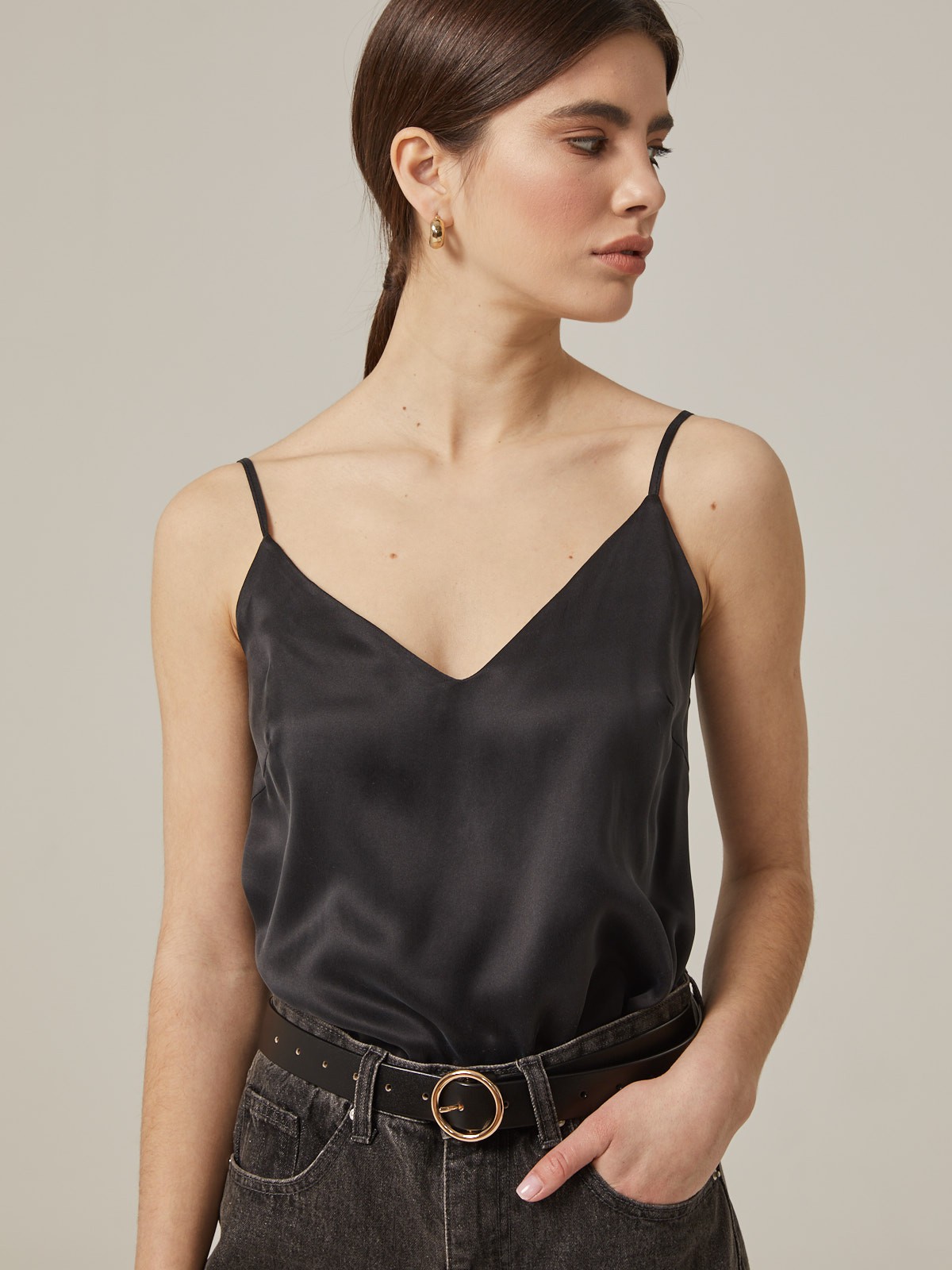 Двухслойный шелковый топ в бельевом стиле с V образным вырезом незаменимая база.Наш совет купите топ в нескольких цветах, сочетающихся с вашим любимым брючным костюмом, чтобы создавать больше образов под настроение.

На модели размер XS