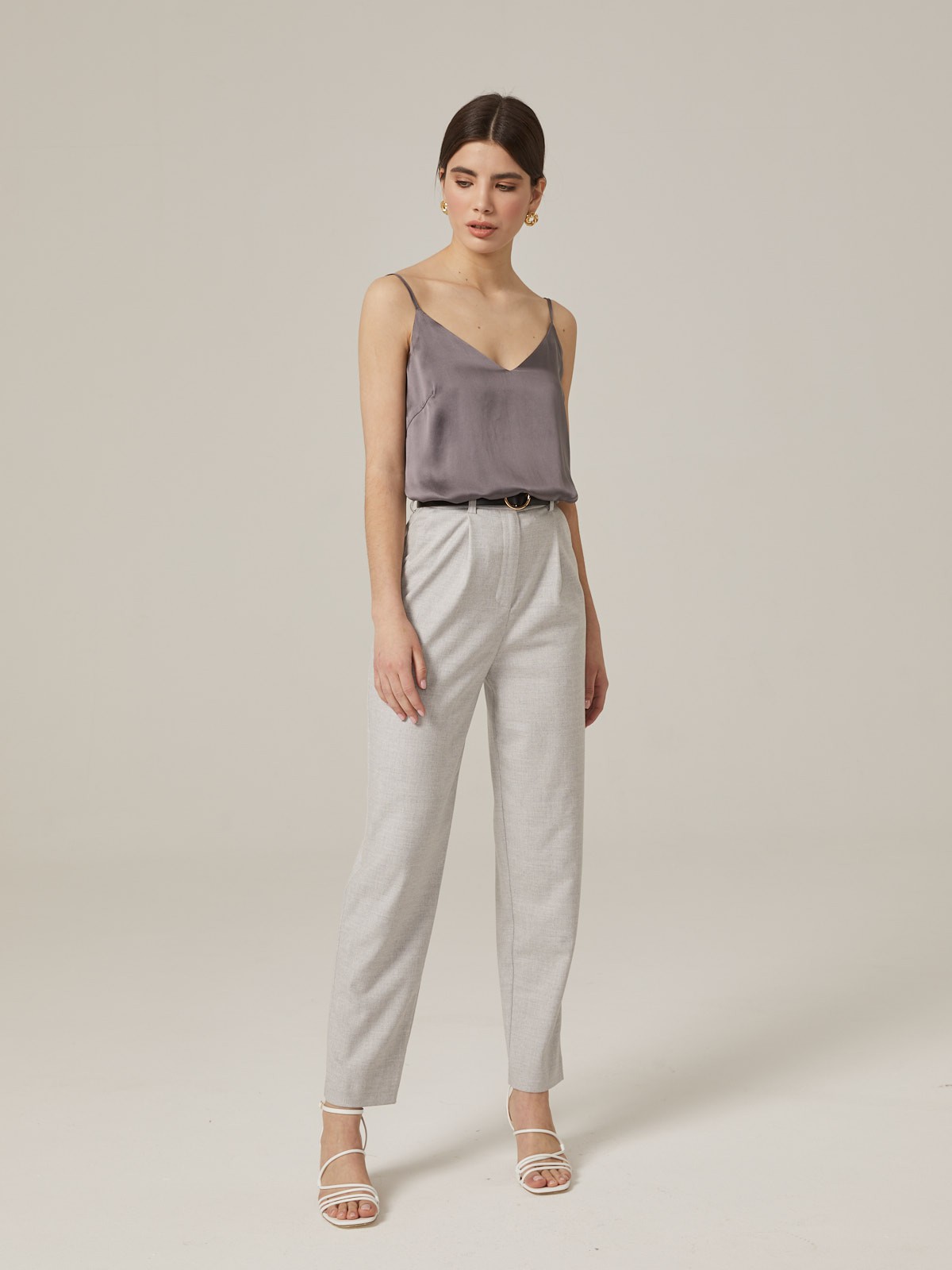 Двухслойный шелковый топ в бельевом стиле с V образным вырезом незаменимая база.Наш совет купите топ в нескольких цветах, сочетающихся с вашим любимым брючным костюмом, чтобы создавать больше образов под настроение.

На модели размер XS