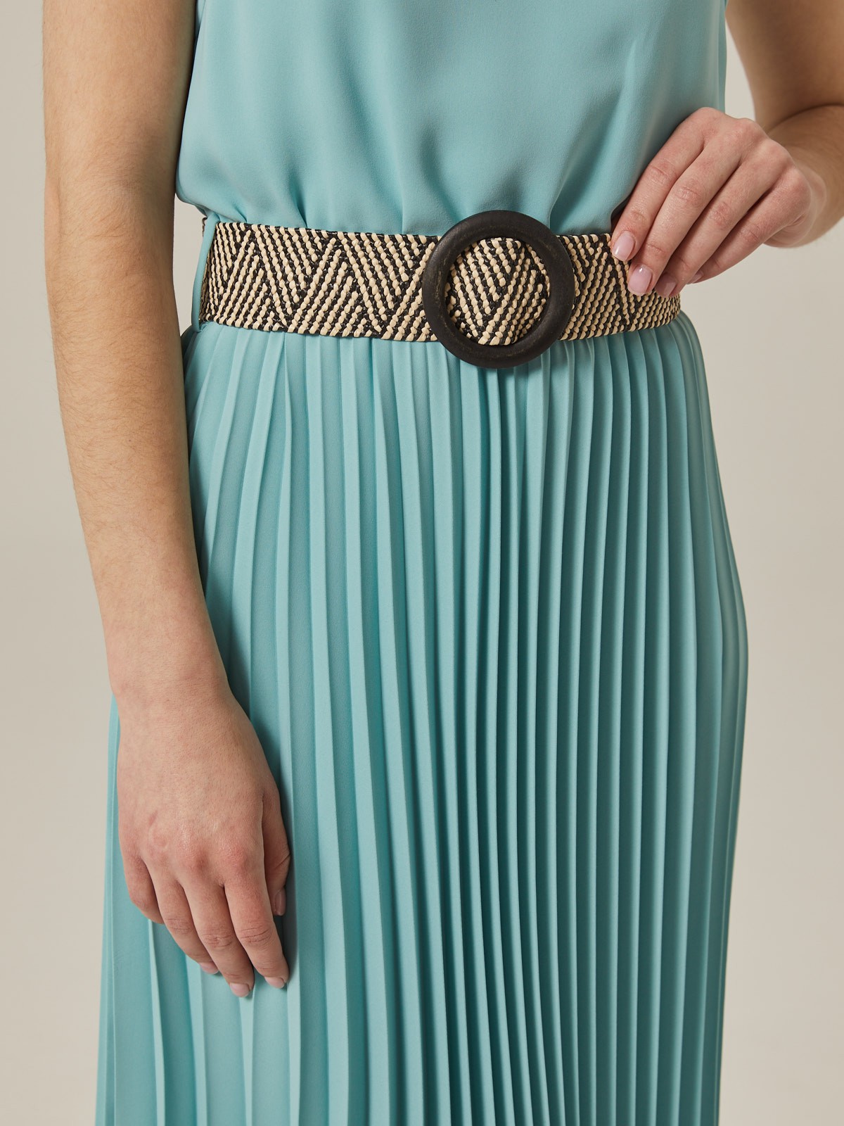 Женственное платье из легкой ткани. Топ-камисоль оформлен тонкими бретельками, подчеркивающими ключицы. Юбка миди украшена сплошной плиссировкой. Контрастный пояс с декоративной пряжкой очерчивает талию и идет в комплекте. Дополните образ элегантными босоножками.

На модели размер XS