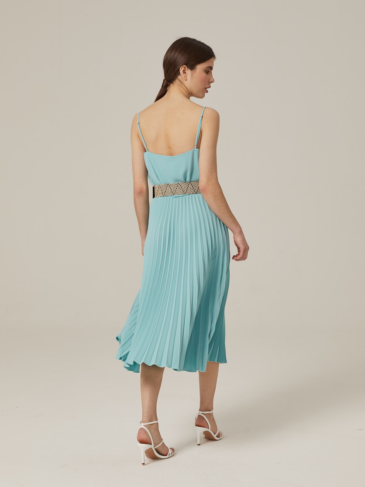 Женственное платье из легкой ткани. Топ-камисоль оформлен тонкими бретельками, подчеркивающими ключицы. Юбка миди украшена сплошной плиссировкой. Контрастный пояс с декоративной пряжкой очерчивает талию и идет в комплекте. Дополните образ элегантными босоножками.

На модели размер XS