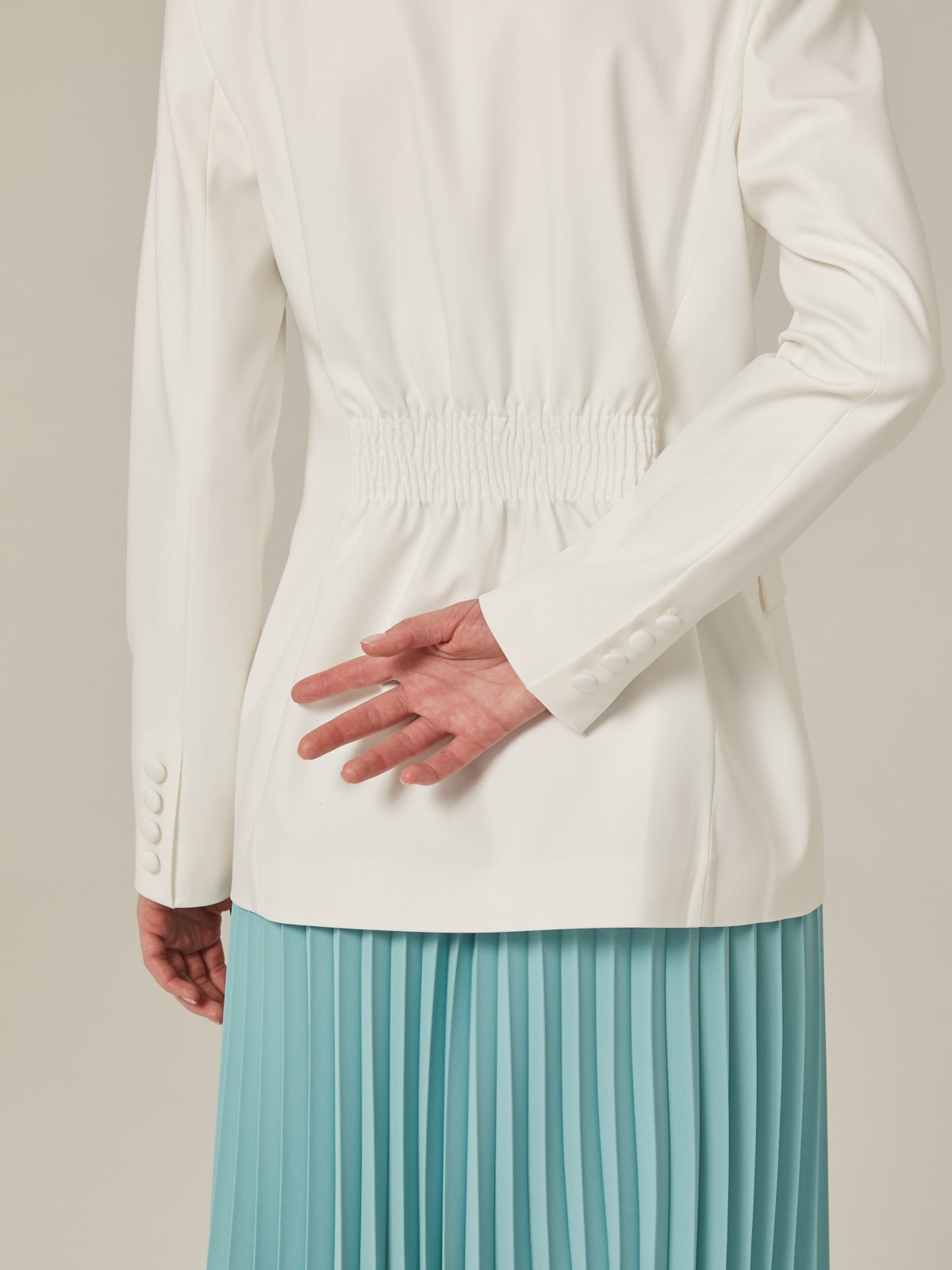 Приталенный двубортный жакет из мягкой костюмной ткани. Модель оформлена заостренными лацканами и обтяжными пуговицами в тон основной ткани. По бокам - карманы с клапанами, сзади - резинка, придающая акцент талии. Носите с базовой футболкой и джинсами или поверх элегантного вечернего платья.

На модели размер XS