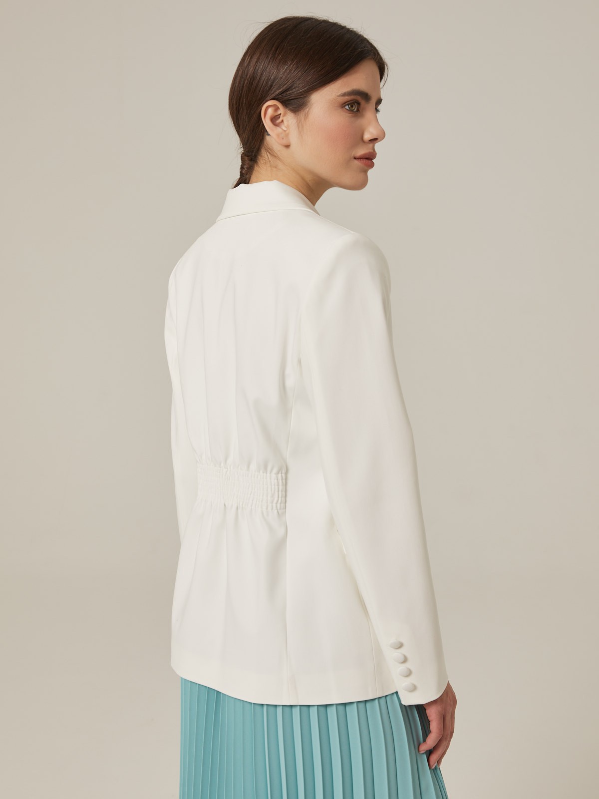 Приталенный двубортный жакет из мягкой костюмной ткани. Модель оформлена заостренными лацканами и обтяжными пуговицами в тон основной ткани. По бокам - карманы с клапанами, сзади - резинка, придающая акцент талии. Носите с базовой футболкой и джинсами или поверх элегантного вечернего платья.

На модели размер XS