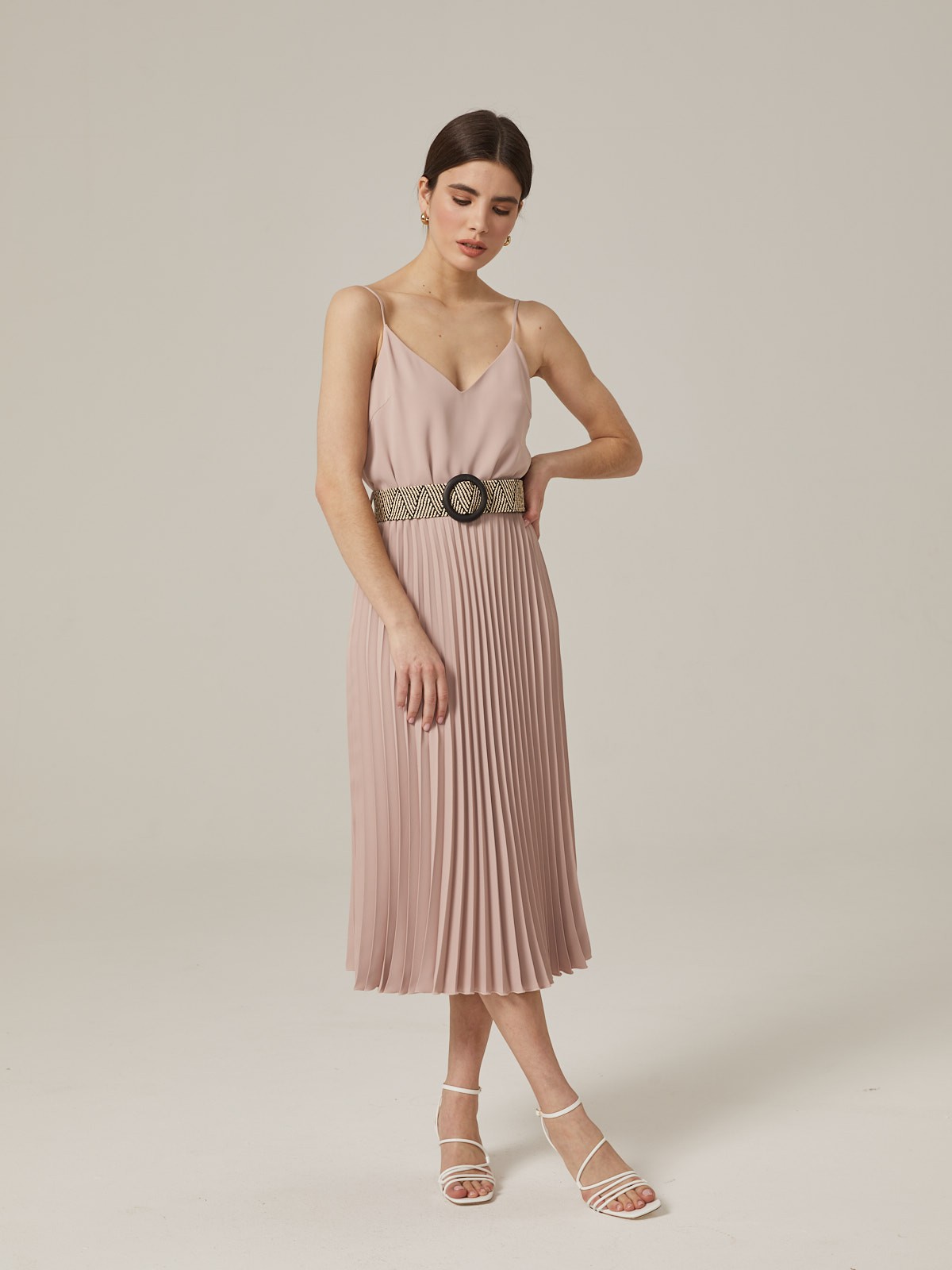 Женственное платье из легкой ткани. Топ-камисоль оформлен тонкими бретельками, подчеркивающими ключицы. Юбка миди украшена сплошной плиссировкой. Контрастный пояс с декоративной пряжкой очерчивает талию и идет в комплекте. Дополните образ элегантными босоножками.

На модели размер XS