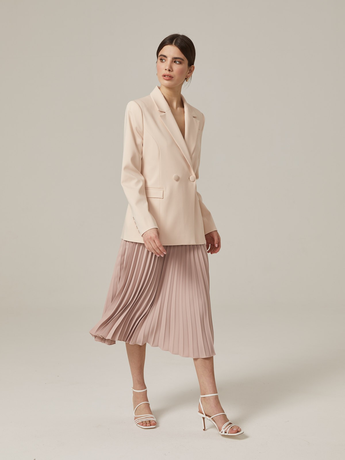 Приталенный двубортный жакет из мягкой костюмной ткани. Модель оформлена заостренными лацканами и обтяжными пуговицами в тон основной ткани. По бокам - карманы с клапанами, сзади - резинка, придающая акцент талии. Носите с базовой футболкой и джинсами или поверх элегантного вечернего платья.

На модели размер XS