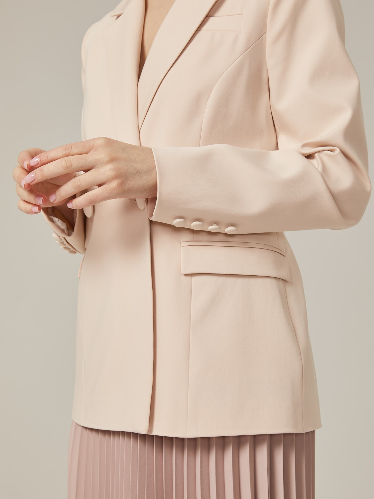 Приталенный двубортный жакет из мягкой костюмной ткани. Модель оформлена заостренными лацканами и обтяжными пуговицами в тон основной ткани. По бокам - карманы с клапанами, сзади - резинка, придающая акцент талии. Носите с базовой футболкой и джинсами или поверх элегантного вечернего платья.

На модели размер XS