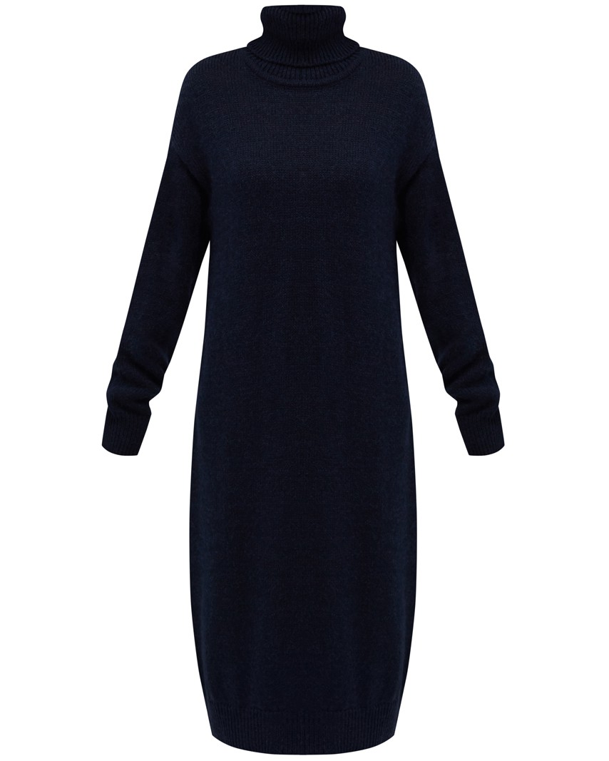 Трикотажное платье длины миди прямого кроя. Дополнено широким высоким воротом. По низу рукава и низу изделия притачан манжет, что создает удобство при ношении платья. Идеальный вариант для прохладных зимнихпрогулок и уютных посиделок с друзьями.