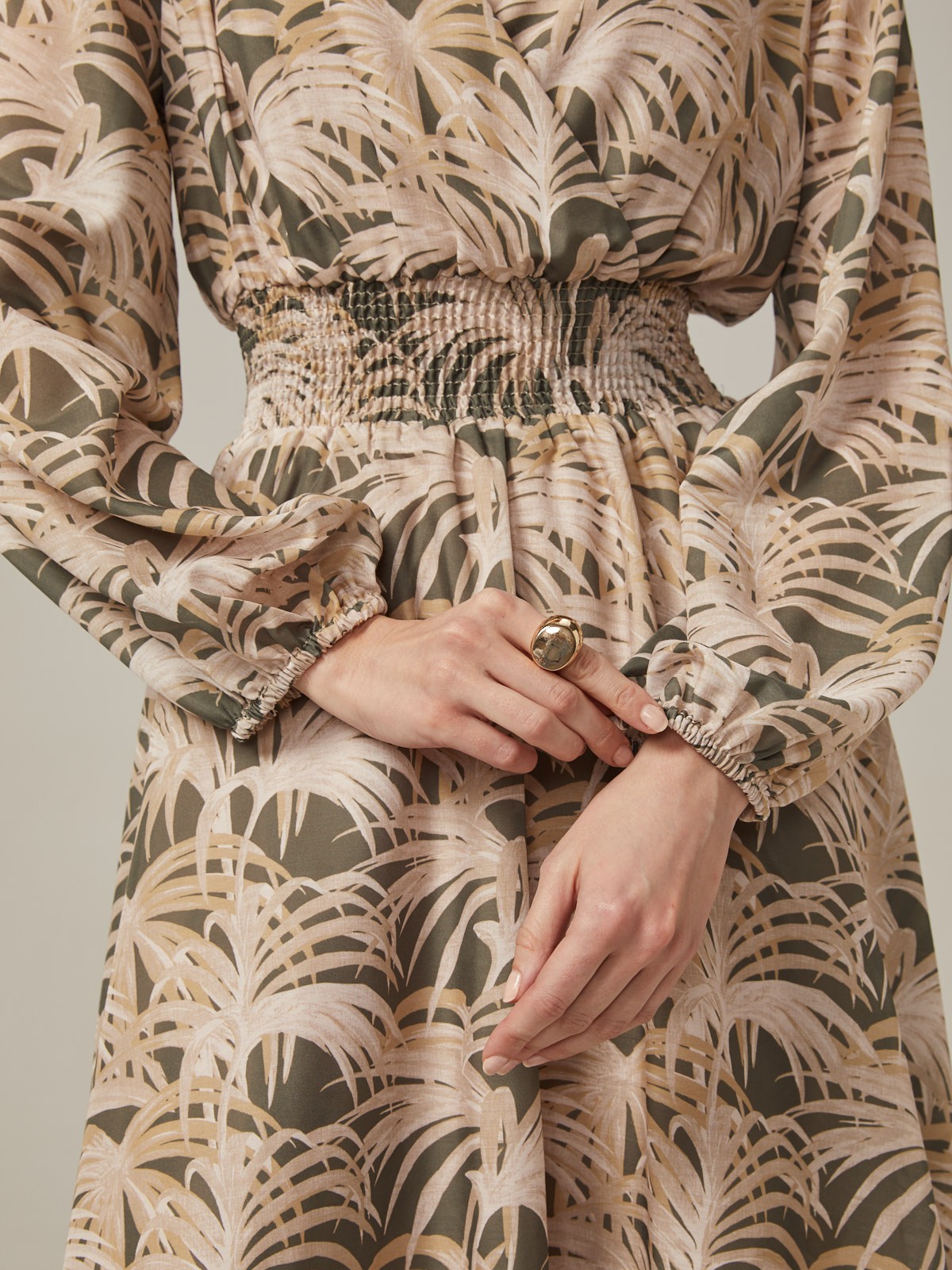 Платье с широкими рукавами и имитацией запАха, застегивается на молнию. Лиф и юбку соединяет пояс со строчками-резинками. Имитация запАха приблизит любую фигуру к песочным часам. Идеальный вариант для создания женственного образа. Дополните свой лук босоножками на каблуке и отправляйтесь на вечеринку.

На модели размер XS