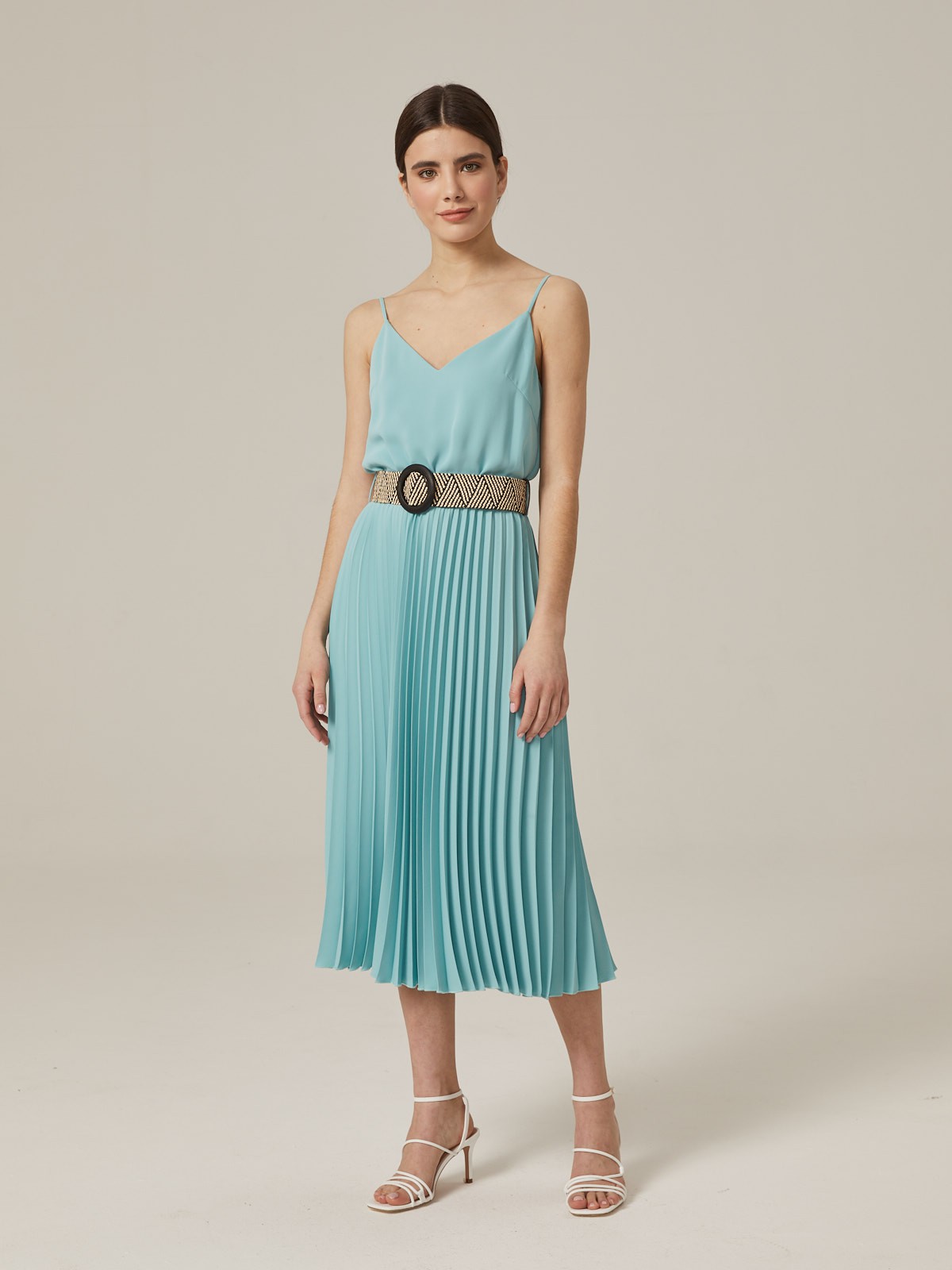 Женственное платье из легкой ткани. Топ-камисоль оформлен тонкими бретельками, подчеркивающими ключицы. Юбка миди украшена сплошной плиссировкой. Контрастный пояс с декоративной пряжкой очерчивает талию и идет в комплекте. Дополните образ элегантными босоножками.

На модели размер XS