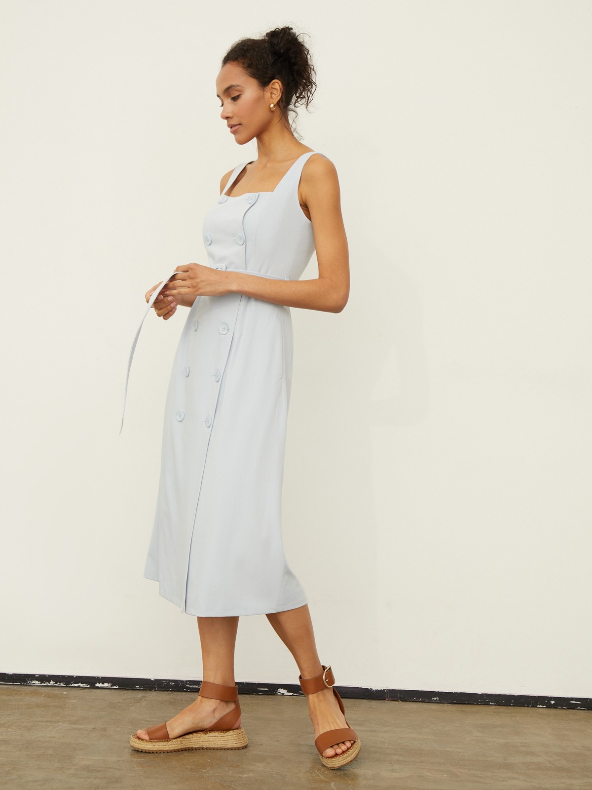 Платье-сарафан оформлено юбкой А-силуэта и топом с двубортной застежкой на пуговицы в тон. Квадратный вырез лифа и широкие бретели подчеркивают ретро-настроение. Акцентируйте талию широким поясом из комплекта и дополните образ сумкой-ведерком и аккуратными босоножками.

На модели размер XS