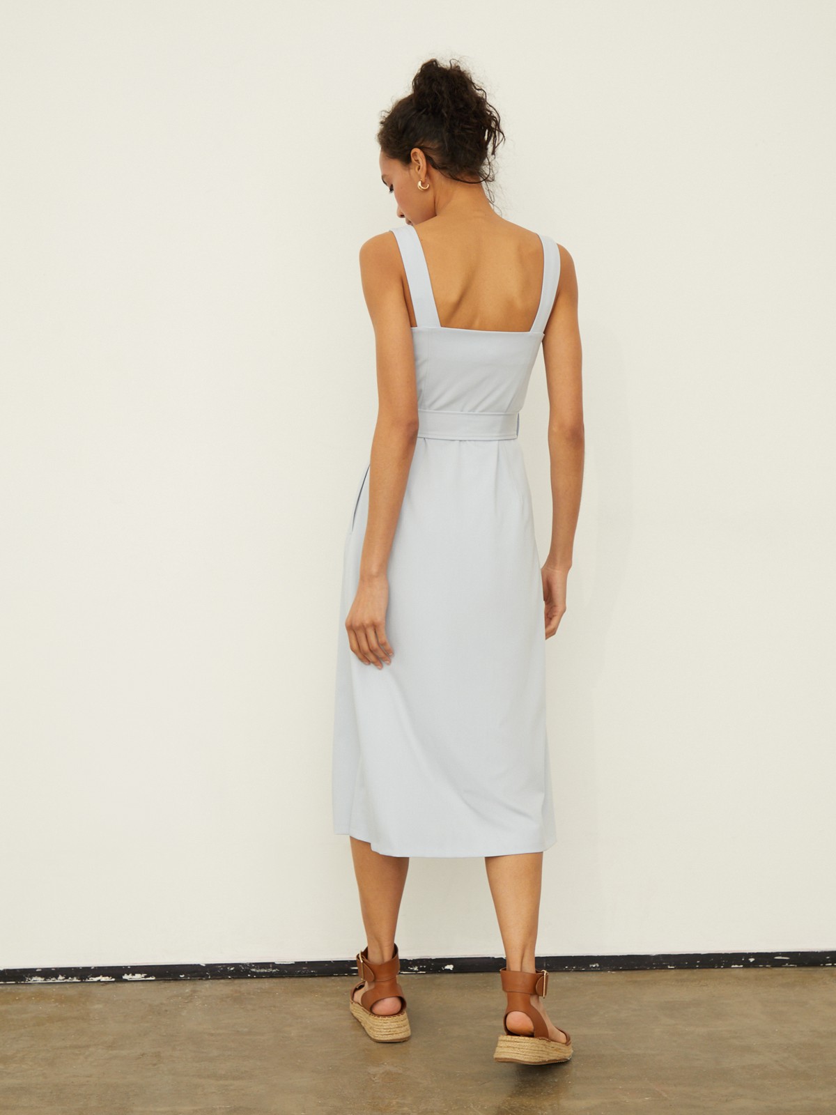 Платье-сарафан оформлено юбкой А-силуэта и топом с двубортной застежкой на пуговицы в тон. Квадратный вырез лифа и широкие бретели подчеркивают ретро-настроение. Акцентируйте талию широким поясом из комплекта и дополните образ сумкой-ведерком и аккуратными босоножками.

На модели размер XS