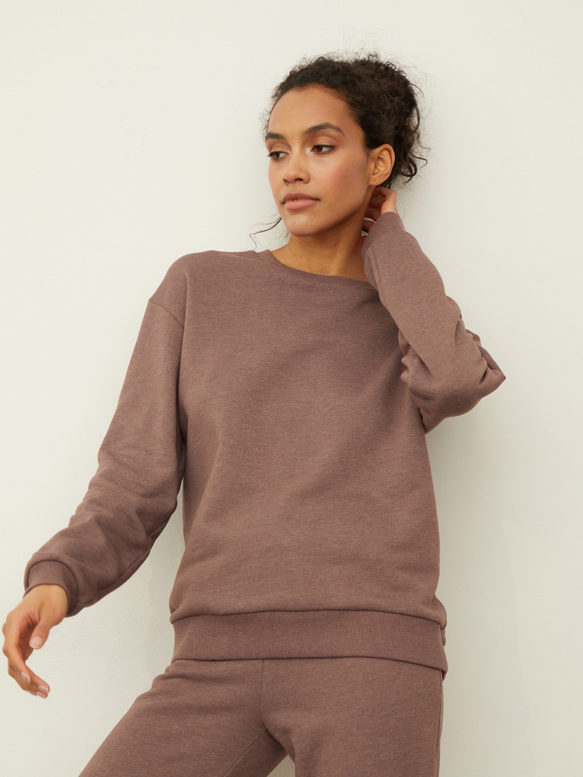 


Свитшот с длинным рукавом. Модель свободного кроя со спущенной плечевой линией и эластичной окантовкой у манжетов и выреза.

На модели размер XS/S