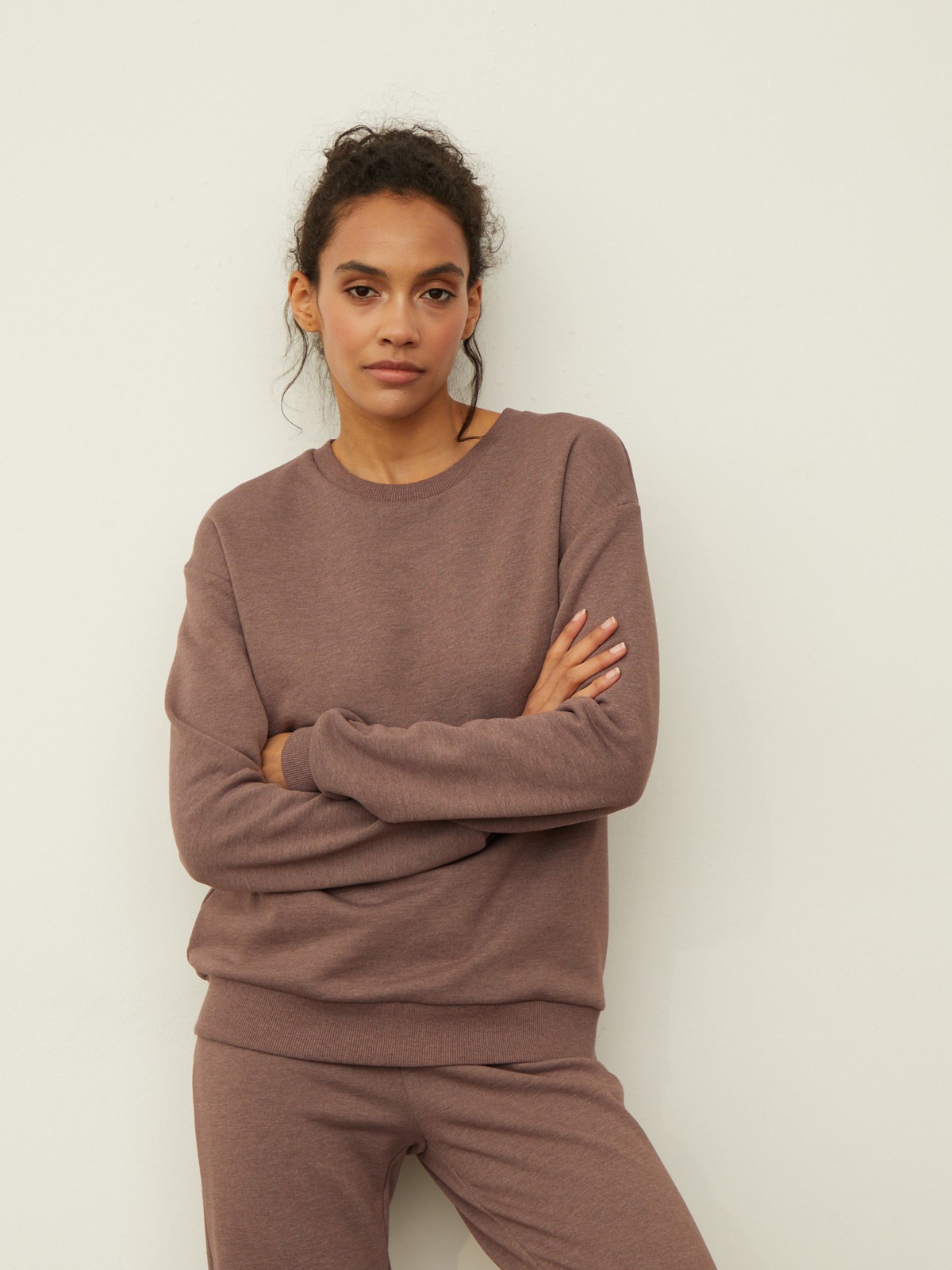 Брюки на резинке из футера, цвет: коричневый меланж Allweneed Брюки свободного силуэта на резинке. Модель дополнена манжетами из основной ткани по низу изделия. Сочетайте брюки со спортивной обувью, базовыми футбoлками и свитшoтами.
На модели размер XS/S