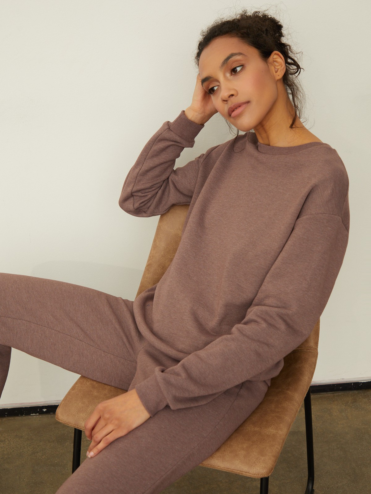 


Свитшот с длинным рукавом. Модель свободного кроя со спущенной плечевой линией и эластичной окантовкой у манжетов и выреза.

На модели размер XS/S