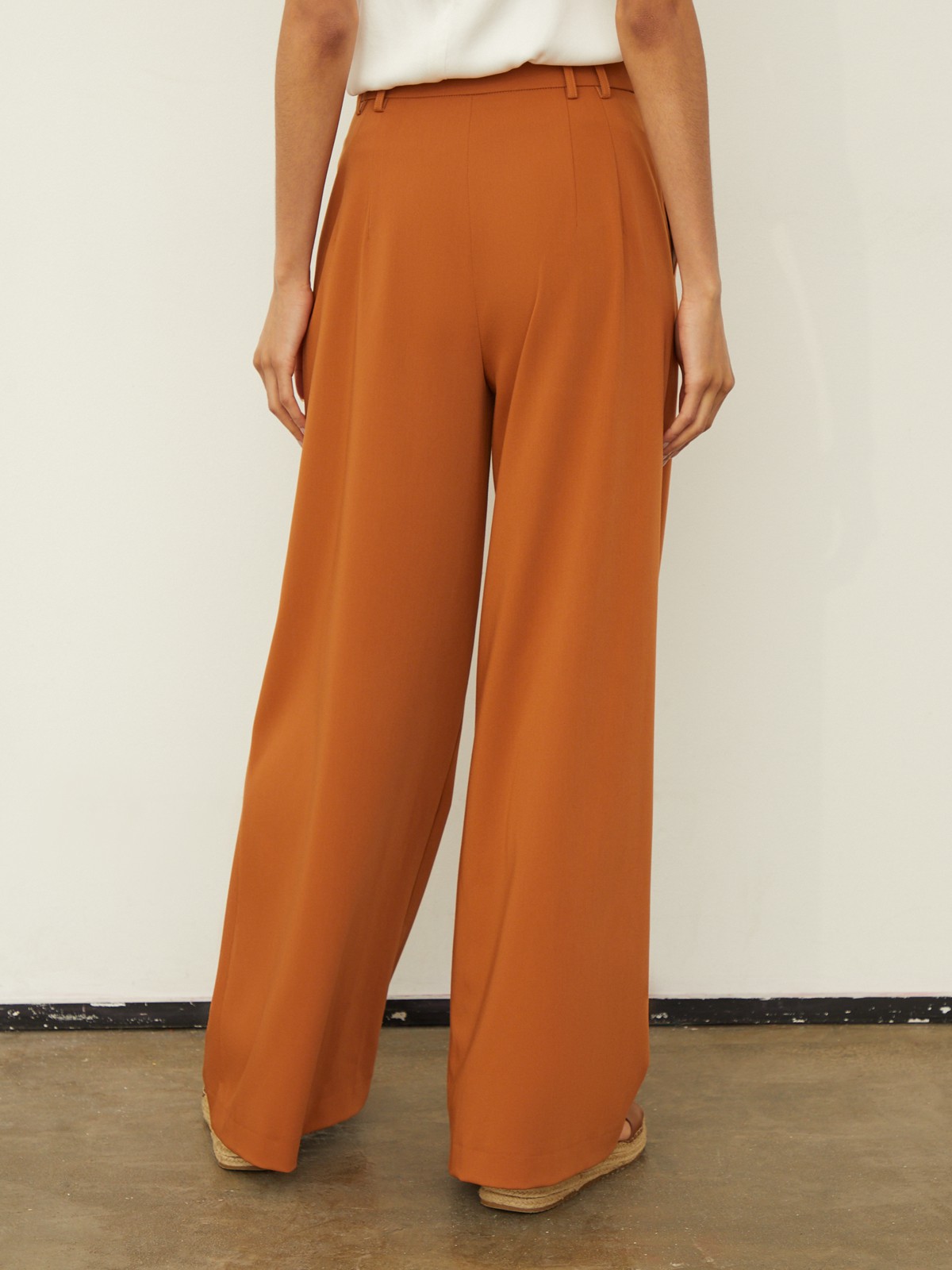 Свободные брюки-палаццо с высокой посадкой. Боковые карманы, декоротивные защипы и застежка на молнию. Отлично дополнит вашвесенний образ. Сочетайте их с элегантными лодочками или обувью на плоском ходу.

На модели размер XS