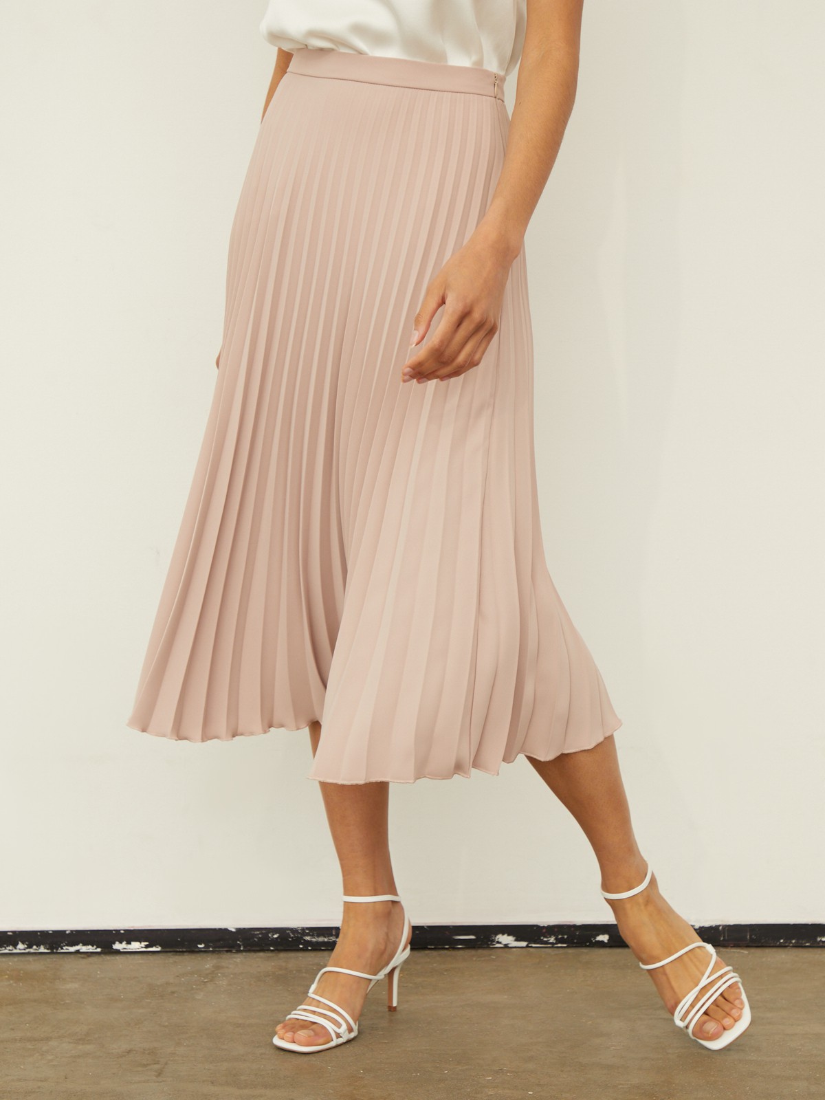 


Юбка средней длины А-силуэта с широкой плиссировкой и пришивным поясом на талии.

На модели размер M