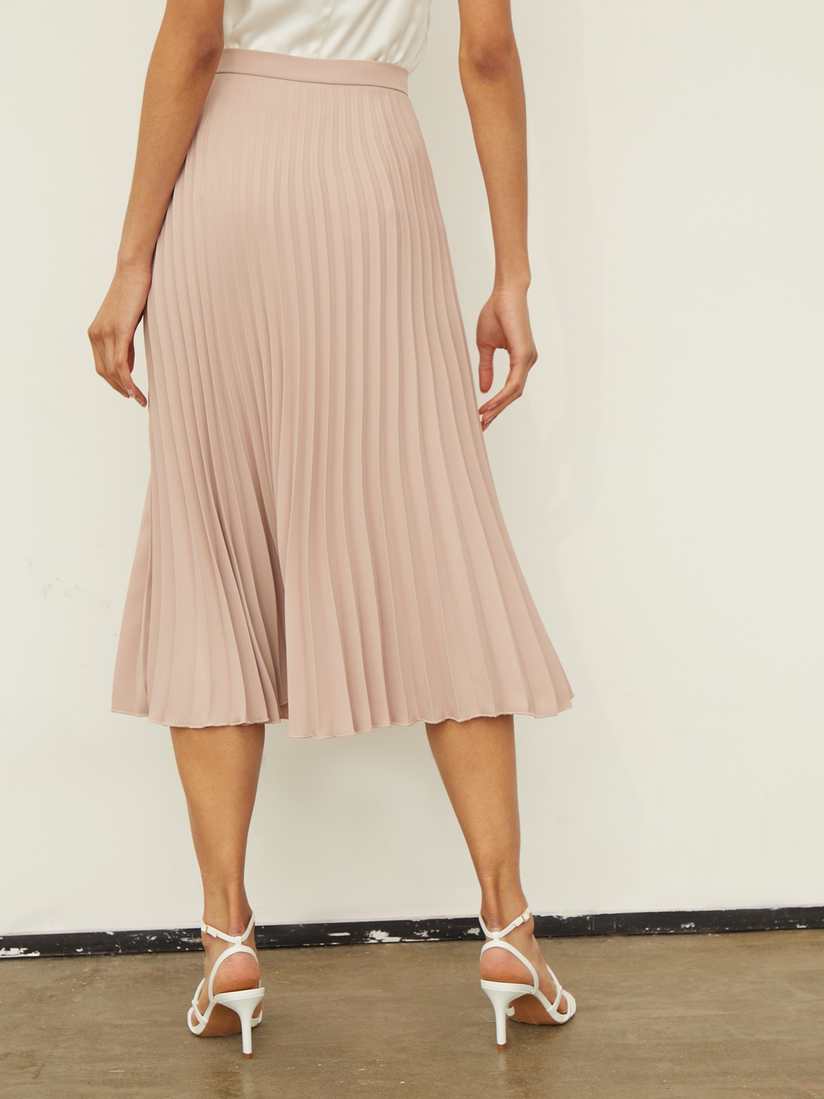 


Юбка средней длины А-силуэта с широкой плиссировкой и пришивным поясом на талии.

На модели размер M