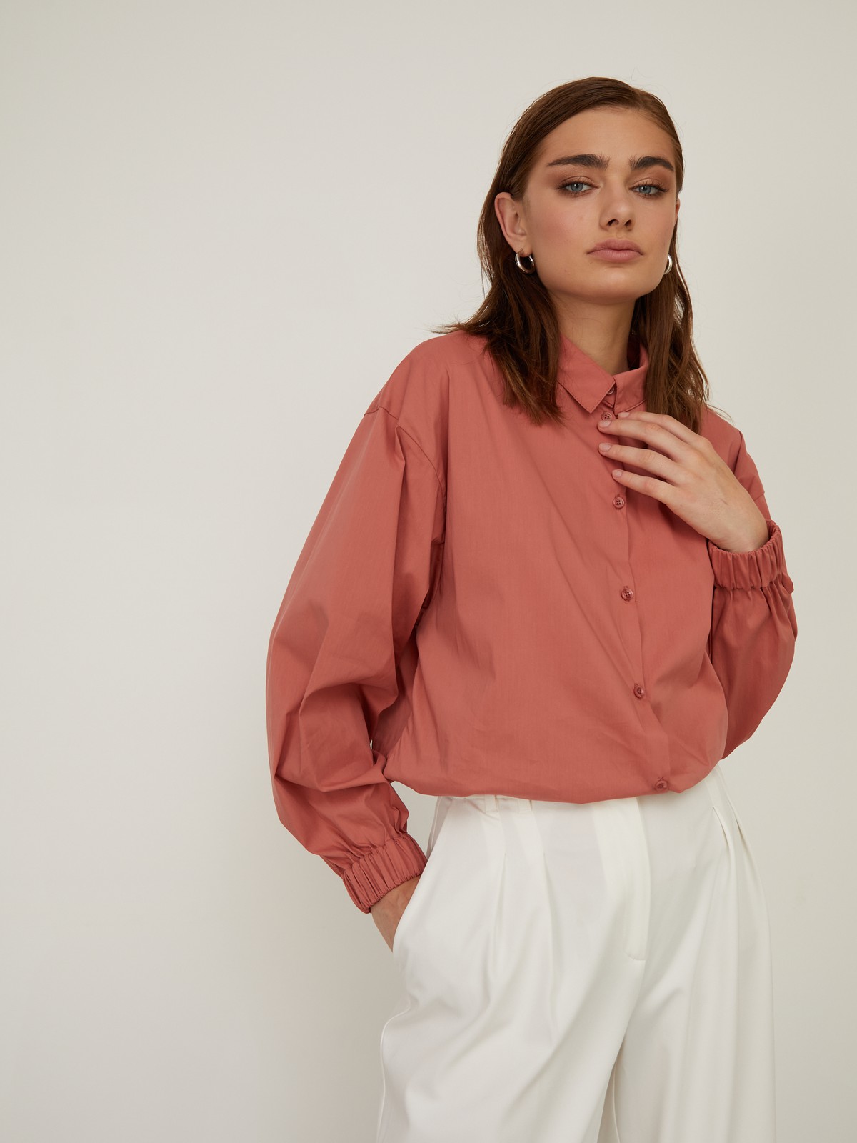 Рубашка с резинкой на манжетах, цвет: терракотовый Allweneed Рубашка с резинкой на манжетах. Свободного кроя с пышными рукавами.Модель выполнена из мягкой и приятной к телу ткани высокого качества. Отлично сочетается с джинсами mom-fit и юбками длины миди. Из обуви выбирайте изящные лодочки или обувь на плоском ходу.
На модели размер S