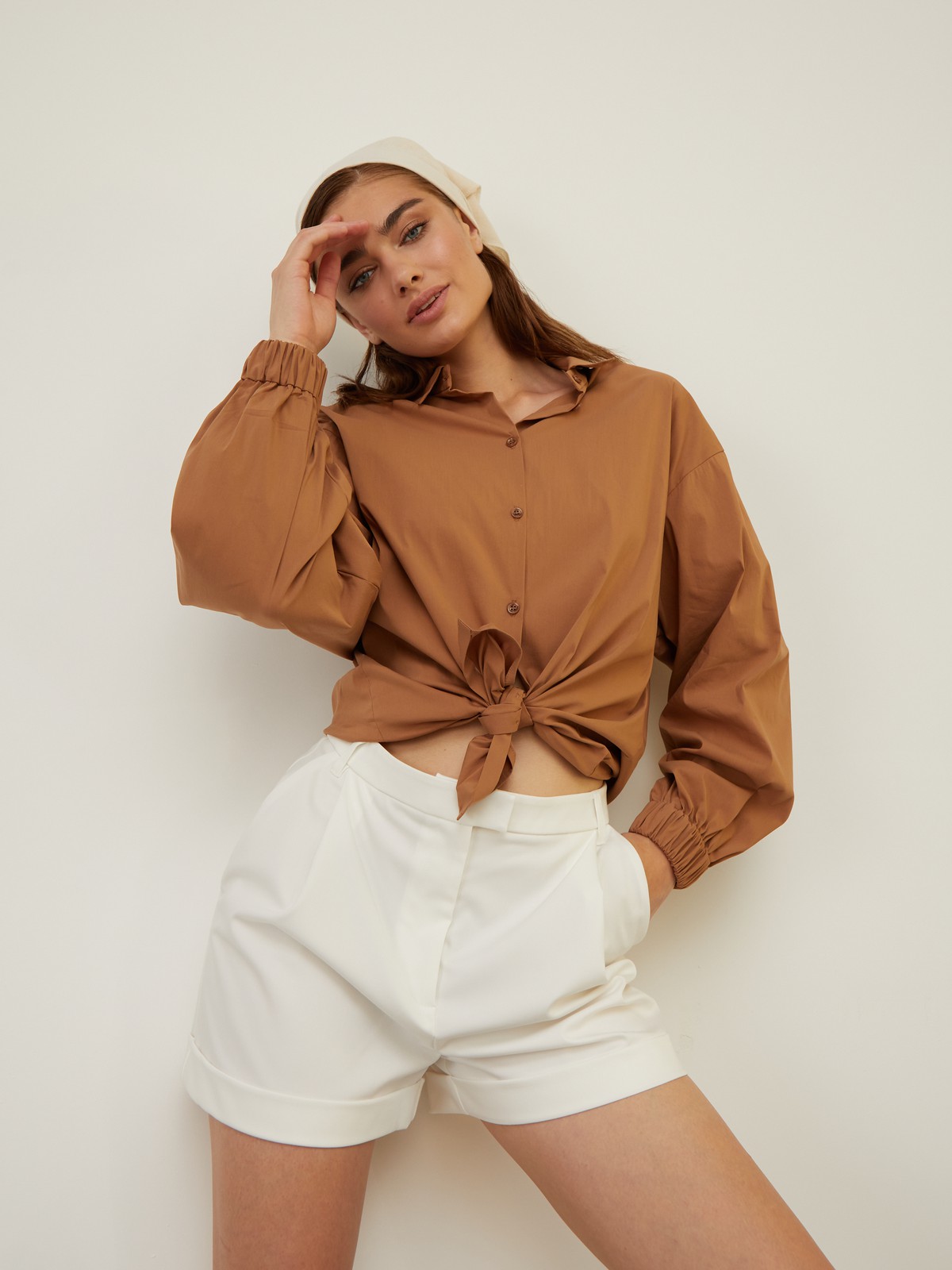 Рубашка с резинкой на манжетах. Свободного кроя с пышными рукавами.Модель выполнена из мягкой и приятной к телу ткани высокого качества. Отлично сочетается с джинсами mom-fit и юбками длины миди. Из обуви выбирайте изящные лодочки или обувь на плоском ходу.

На модели размер S