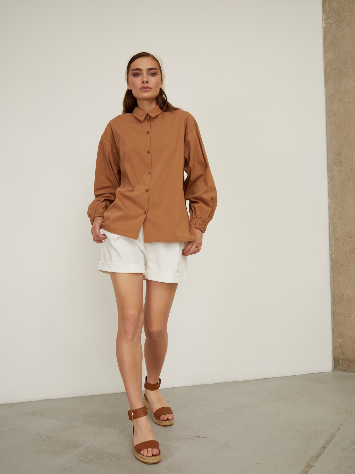 Рубашка с резинкой на манжетах. Свободного кроя с пышными рукавами.Модель выполнена из мягкой и приятной к телу ткани высокого качества. Отлично сочетается с джинсами mom-fit и юбками длины миди. Из обуви выбирайте изящные лодочки или обувь на плоском ходу.

На модели размер S