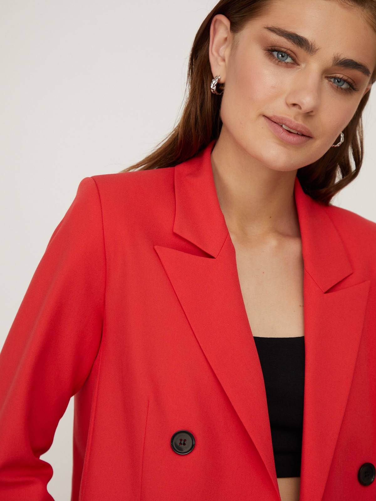 




Двубортный жакет прямого кроя из плотной костюмной ткани. Прорезные карманы и заостренные лацканы. Пуговицы создают контрастный акцент.

На модели размер XS