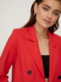 




Двубортный жакет прямого кроя из плотной костюмной ткани. Прорезные карманы и заостренные лацканы. Пуговицы создают контрастный акцент.

На модели размер XS