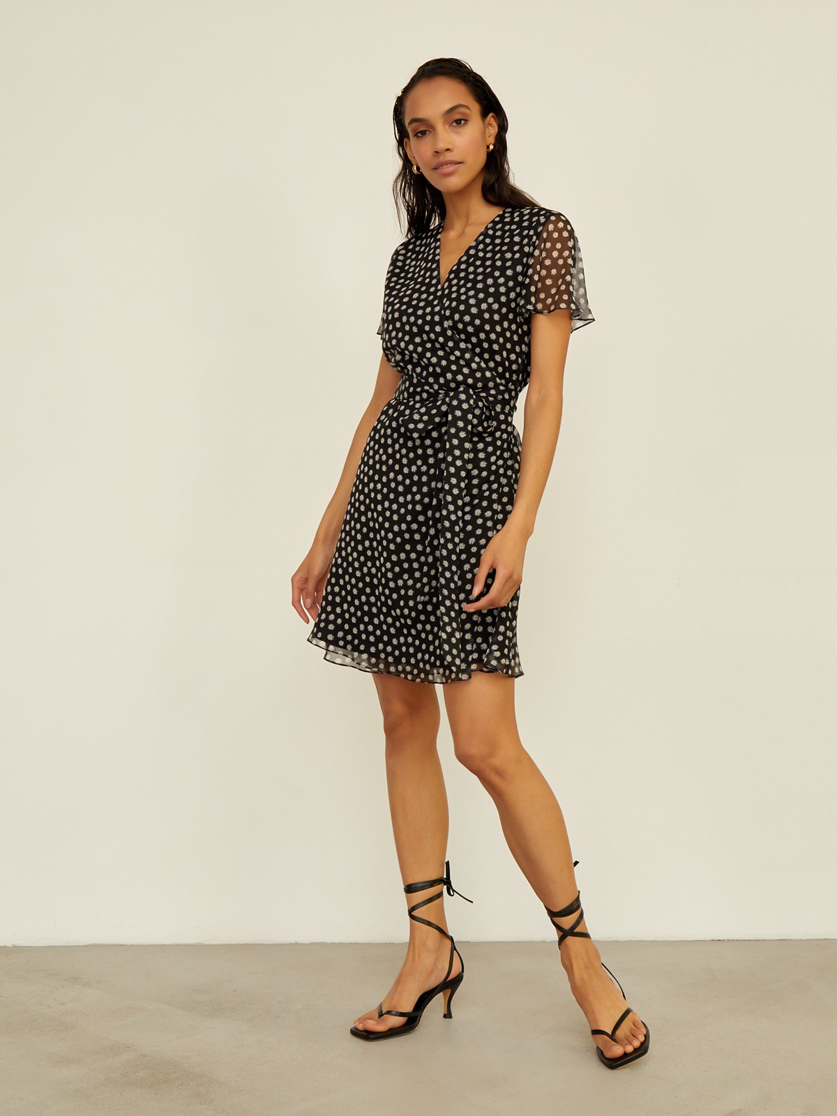 


Платье с драпировкой на запах выполнено из полупрозрачной ткани и оформлено контрастным цветочным принтом. Короткие рукава-крылышки акцентируют линию плеч. Мягкий пояс подчеркивает талию. Идеальное летнее платье.

На модели размер XS